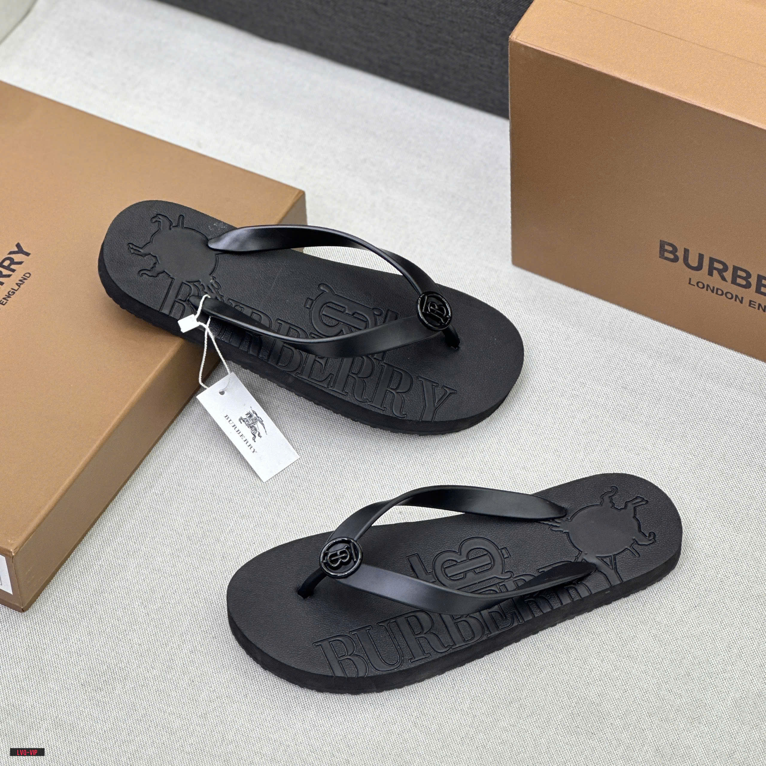 845 Dép tông, xỏ ngón Burberry BBR Đen logo TB tròn quai phối chữ TB dập nổi đế Like Auth fullbox 38-43 LVQ