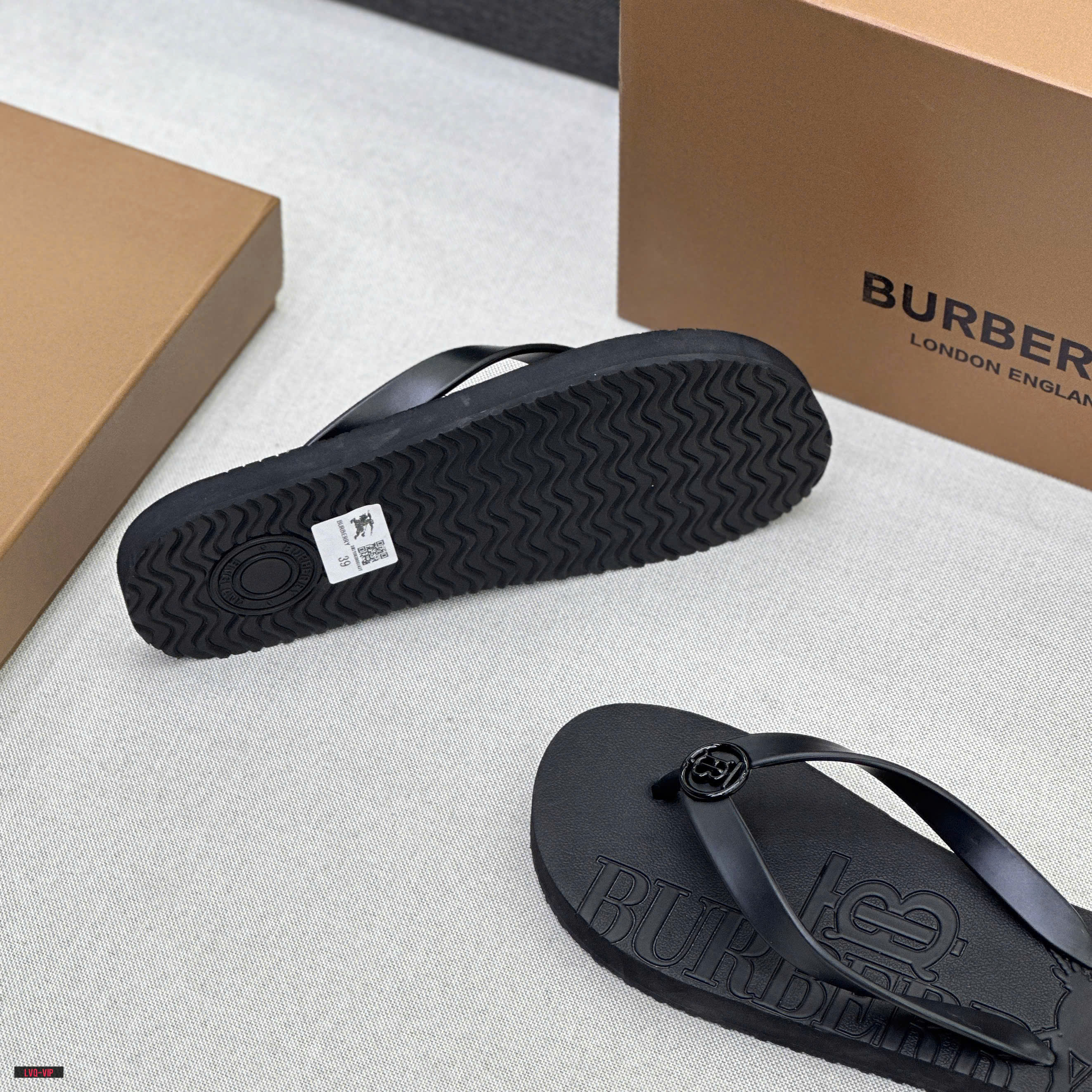 845 Dép tông, xỏ ngón Burberry BBR Đen logo TB tròn quai phối chữ TB dập nổi đế Like Auth fullbox 38-43 LVQ