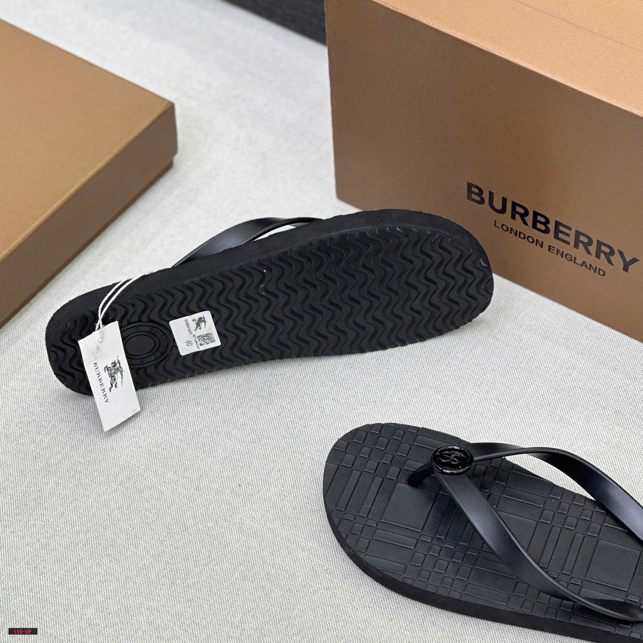 Dép tông, xỏ ngón Burberry BBR Đen logo TB tròn quai phối kẻ ô dập nổi đế Like Auth fullbox LVQ