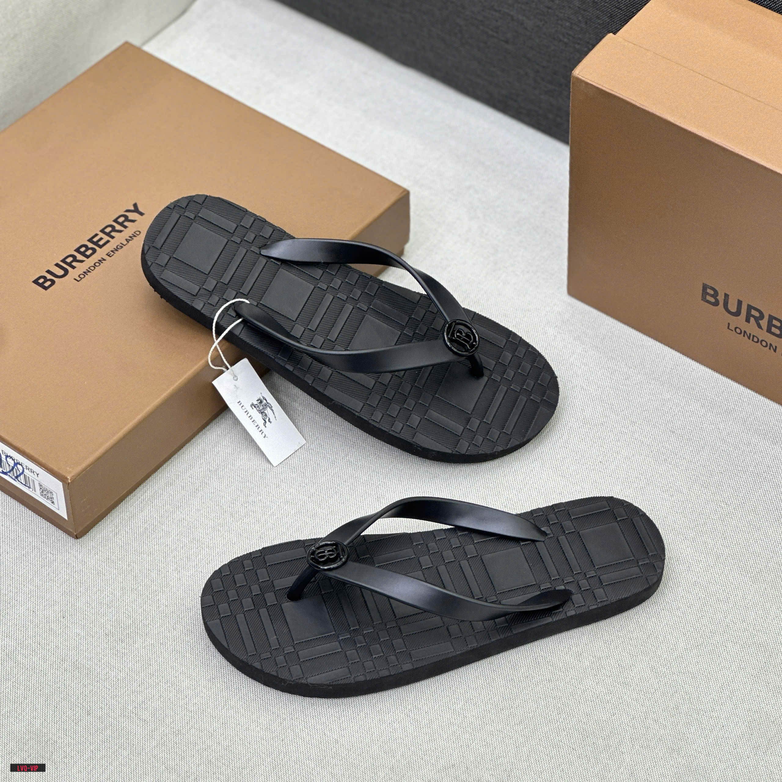 Dép tông, xỏ ngón Burberry BBR Đen logo TB tròn quai phối kẻ ô dập nổi đế Like Auth fullbox LVQ