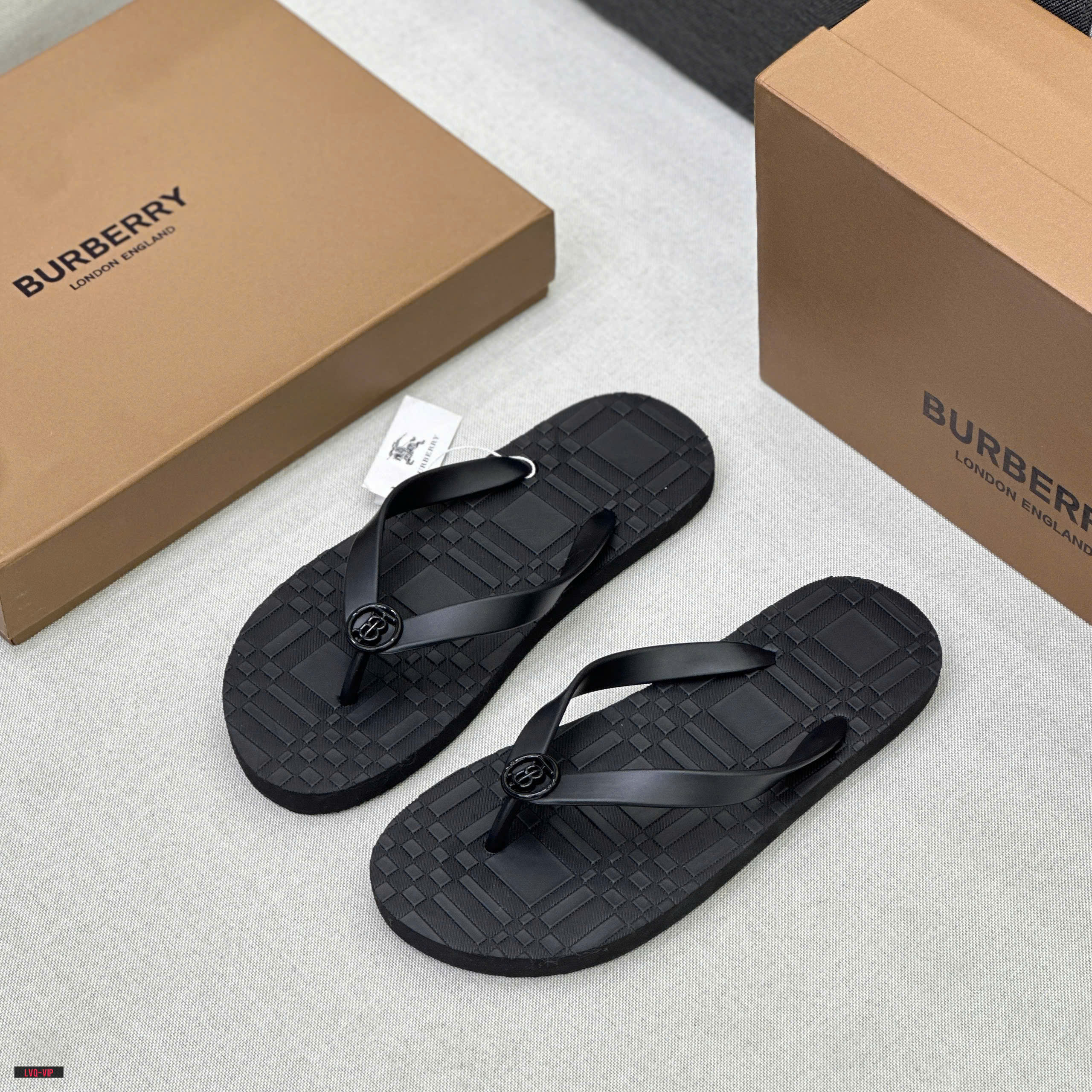 Dép tông, xỏ ngón Burberry BBR Đen logo TB tròn quai phối kẻ ô dập nổi đế Like Auth fullbox LVQ
