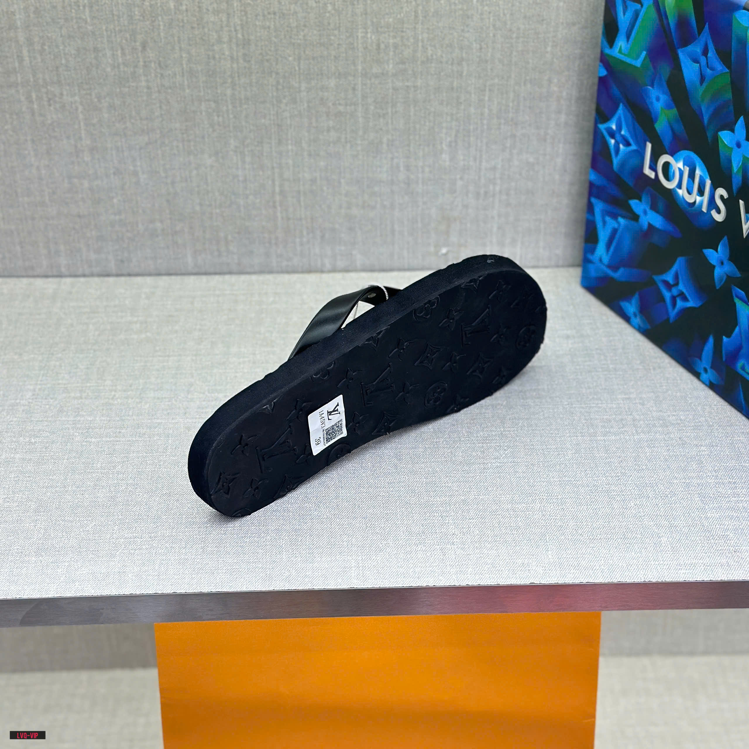 845 Dép tông, xỏ ngón Louis Vuitton LV Đen họa tiết hoa vân chữ dập nổi đế Like Auth fullbox 38-43 LVQ