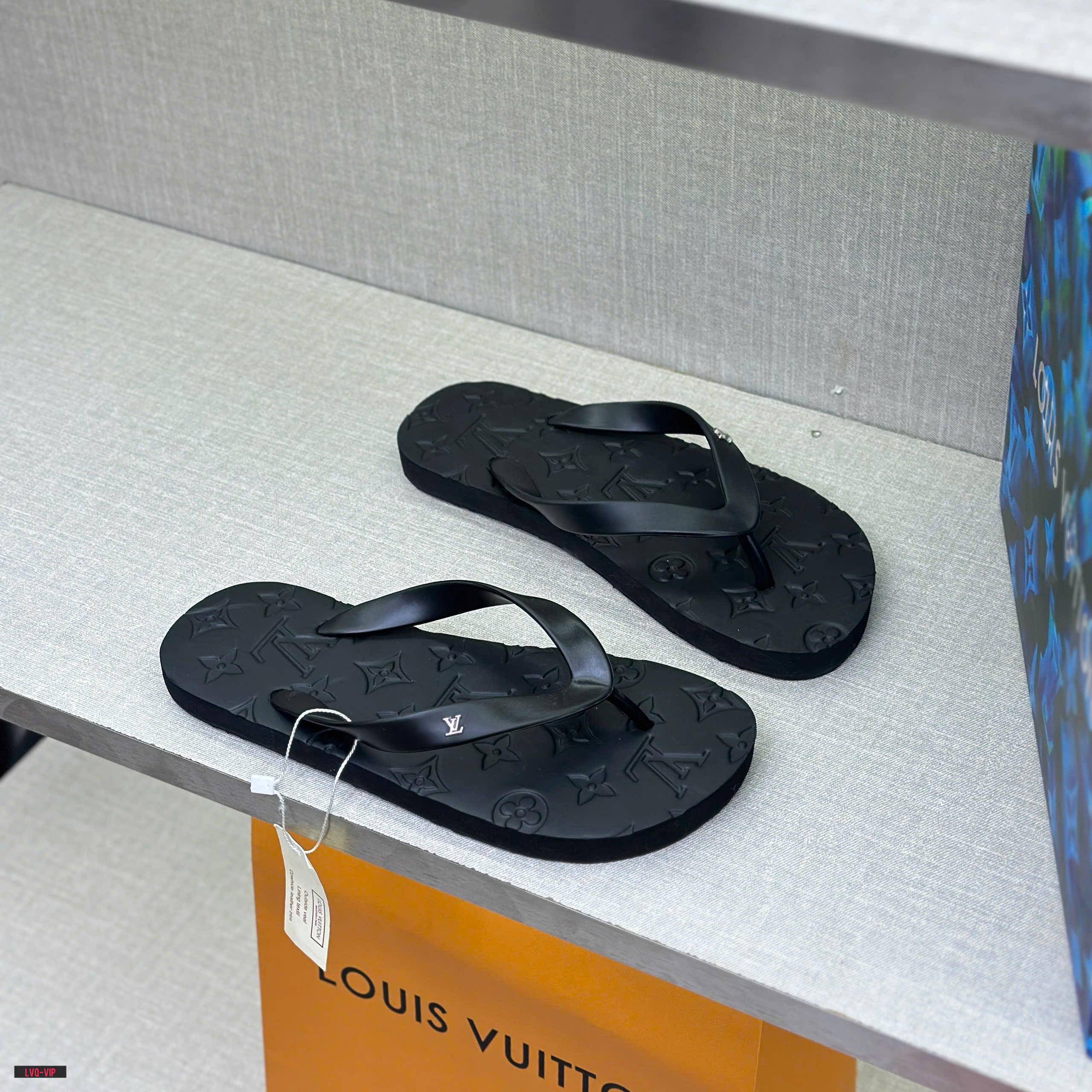 845 Dép tông, xỏ ngón Louis Vuitton LV Đen họa tiết hoa vân chữ dập nổi đế Like Auth fullbox 38-43 LVQ