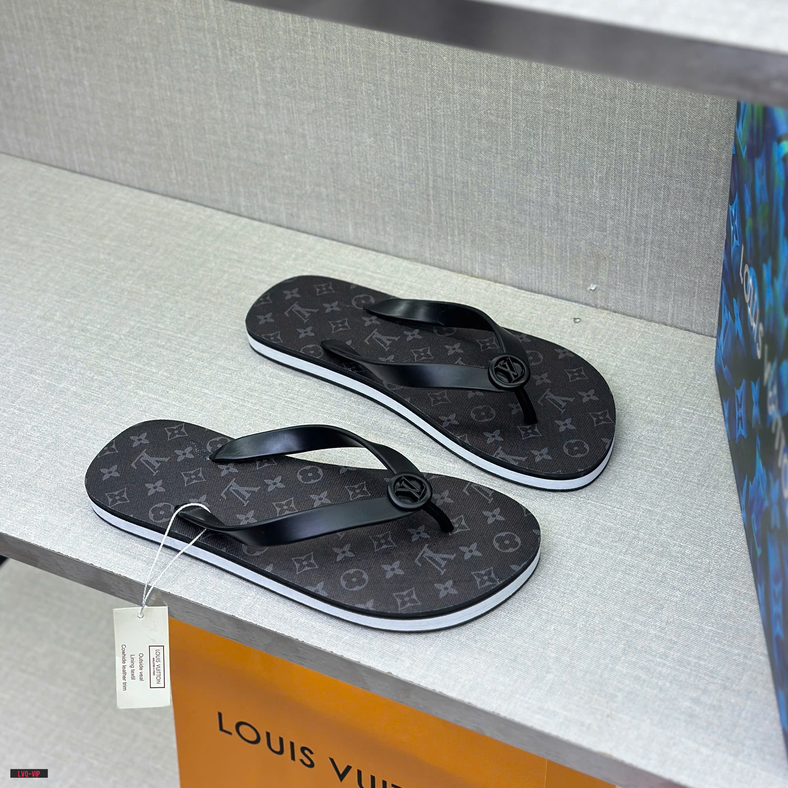 Dép tông, xỏ ngón Louis Vuitton LV Đen logo tròn quai phối họa tiết hoa vân chữ Xám đế Like Auth fullbox LVQ