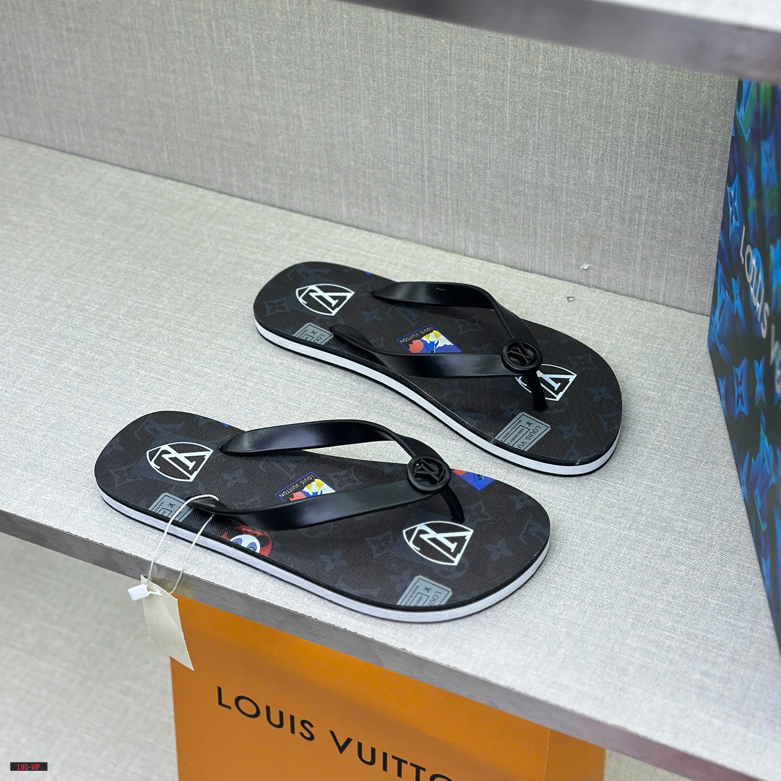 Dép tông, xỏ ngón Louis Vuitton LV Đen logo tròn quai phối họa tiết hoa vân đế Like Auth fullbox LVQ