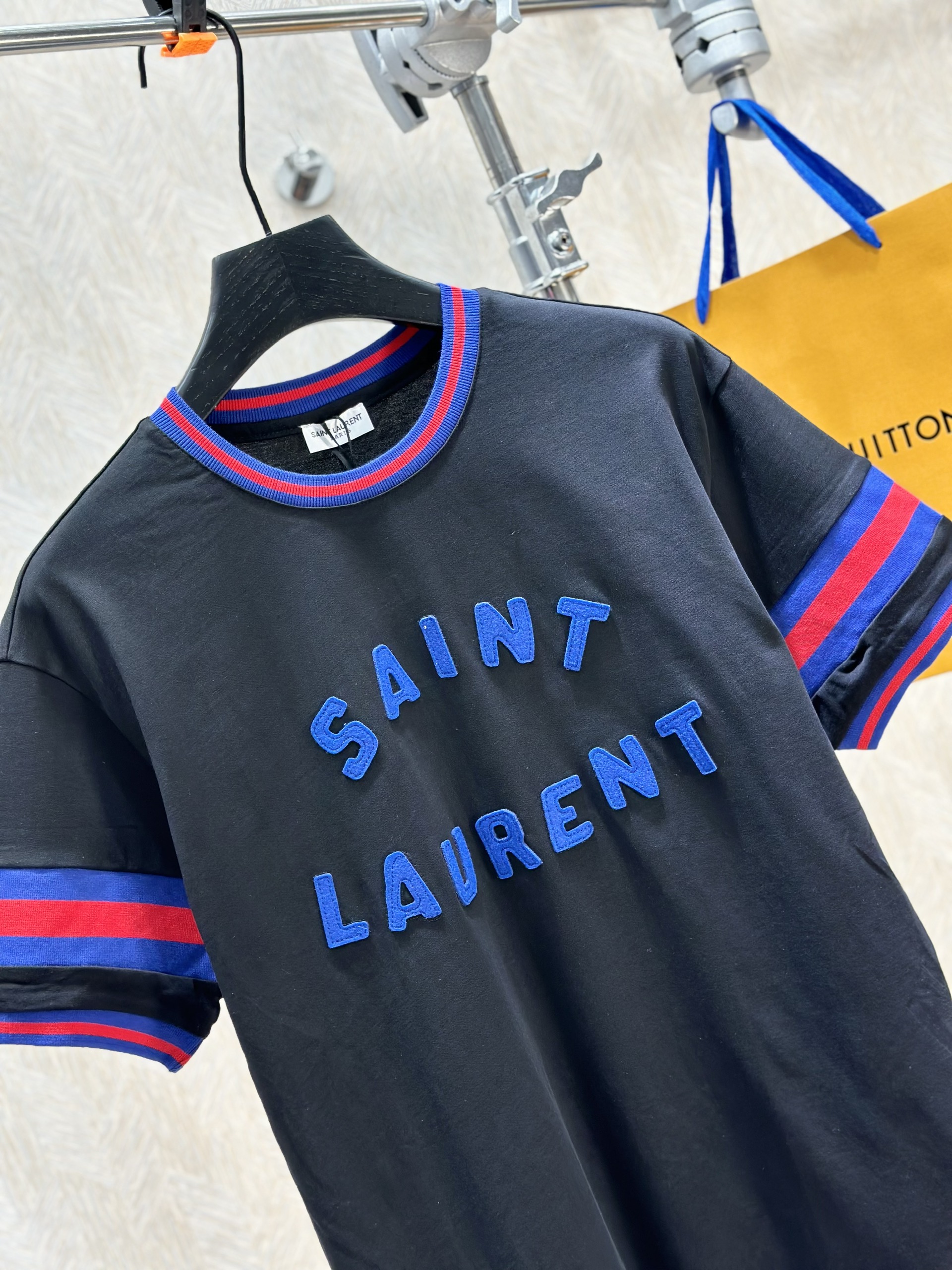 Áo phông T-shirt Saint Laurent YSL logo chữ thêu ngực kẻ sọc Xanh Đỏ viền cổ tay Like Auth on web VTN