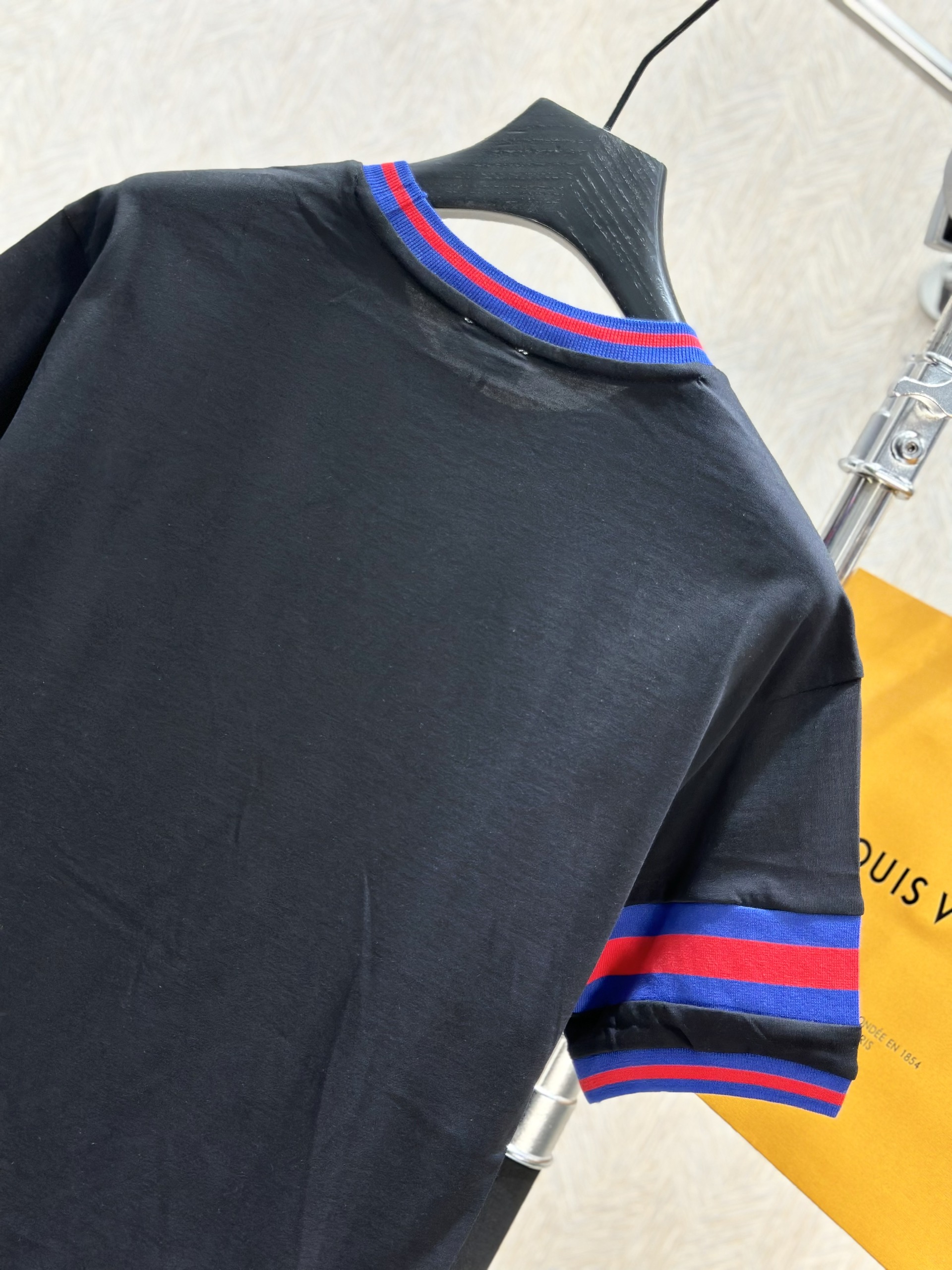 Áo phông T-shirt Saint Laurent YSL logo chữ thêu ngực kẻ sọc Xanh Đỏ viền cổ tay Like Auth on web VTN