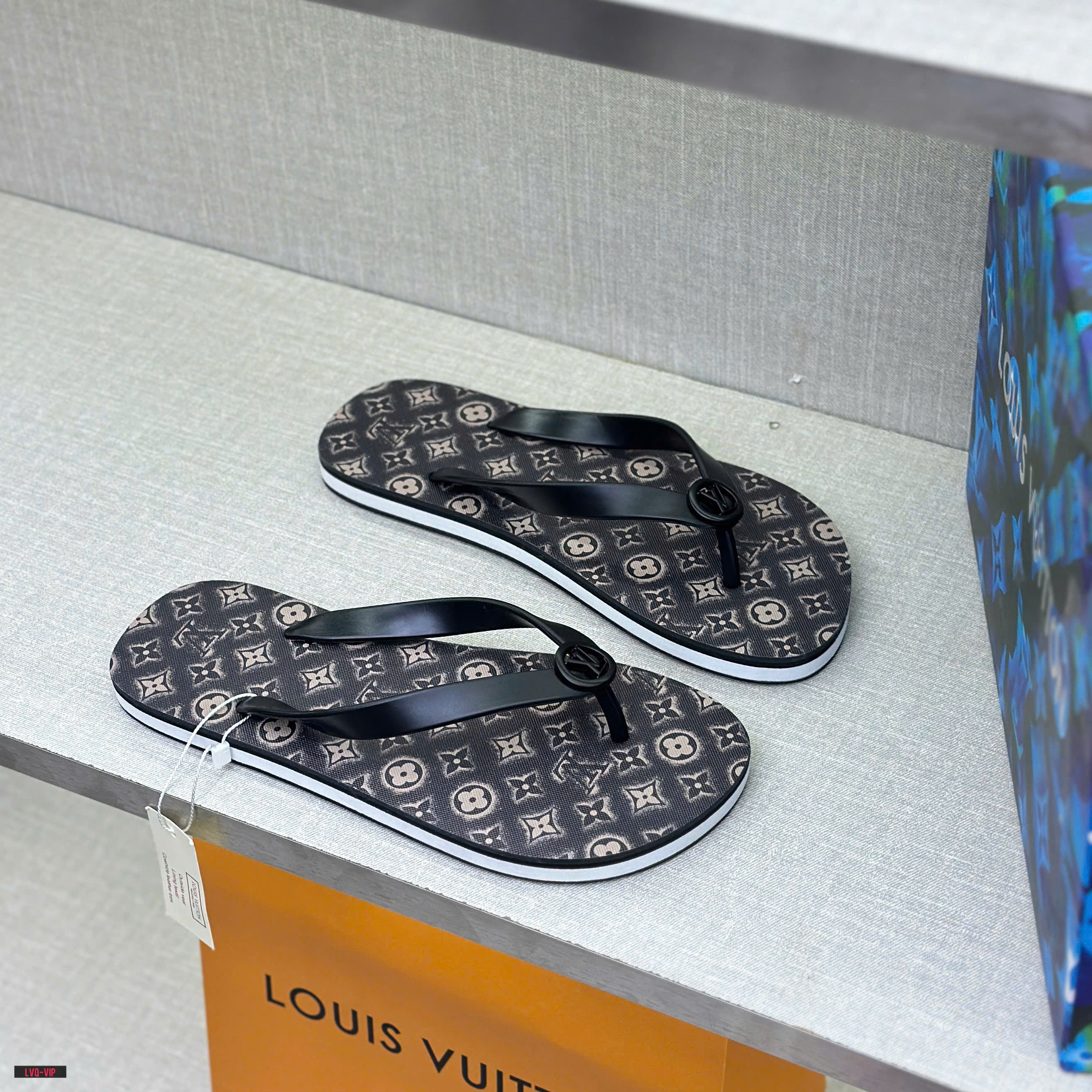 Dép tông, xỏ ngón Louis Vuitton LV Đen logo tròn quai phối họa tiết hoa vân loang màu đế Like Auth fullbox LVQ