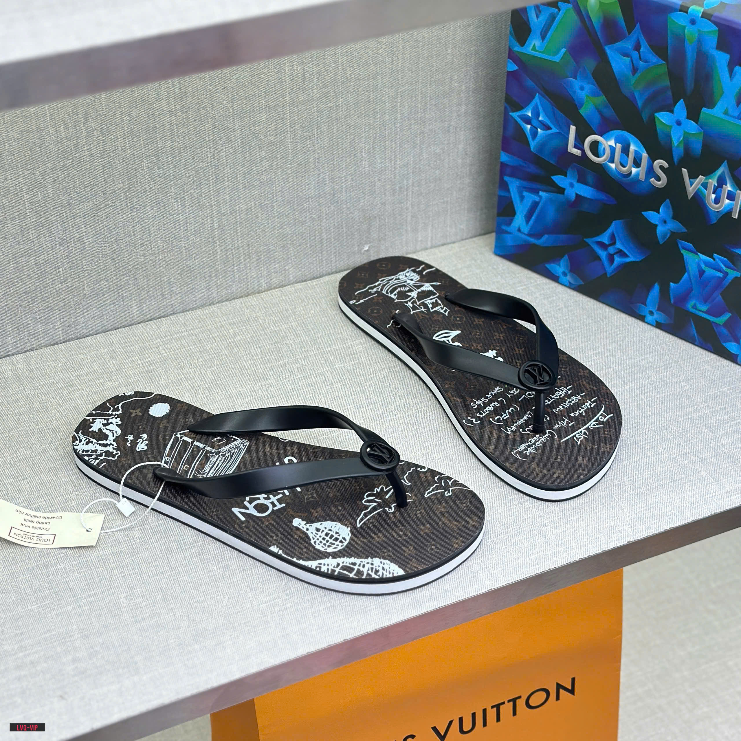 Dép tông, xỏ ngón Louis Vuitton LV Đen logo tròn quai phối họa tiết hoa vân Nâu chữ Trắng đế Like Auth fullbox LVQ