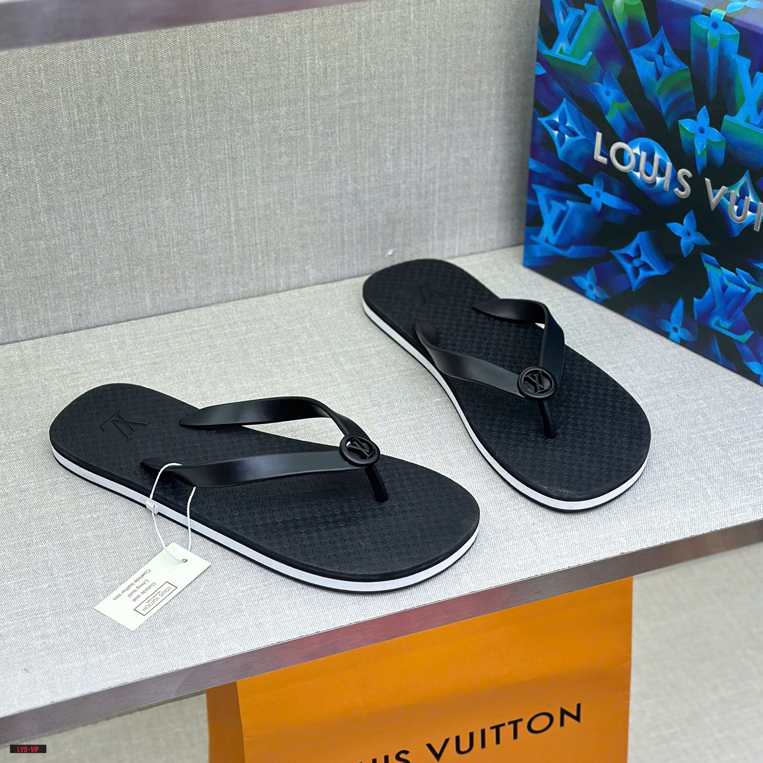 Dép tông, xỏ ngón Louis Vuitton LV Đen logo tròn quai phối họa tiết hoa vân nhỏ dập nổi đế Like Auth fullbox LVQ