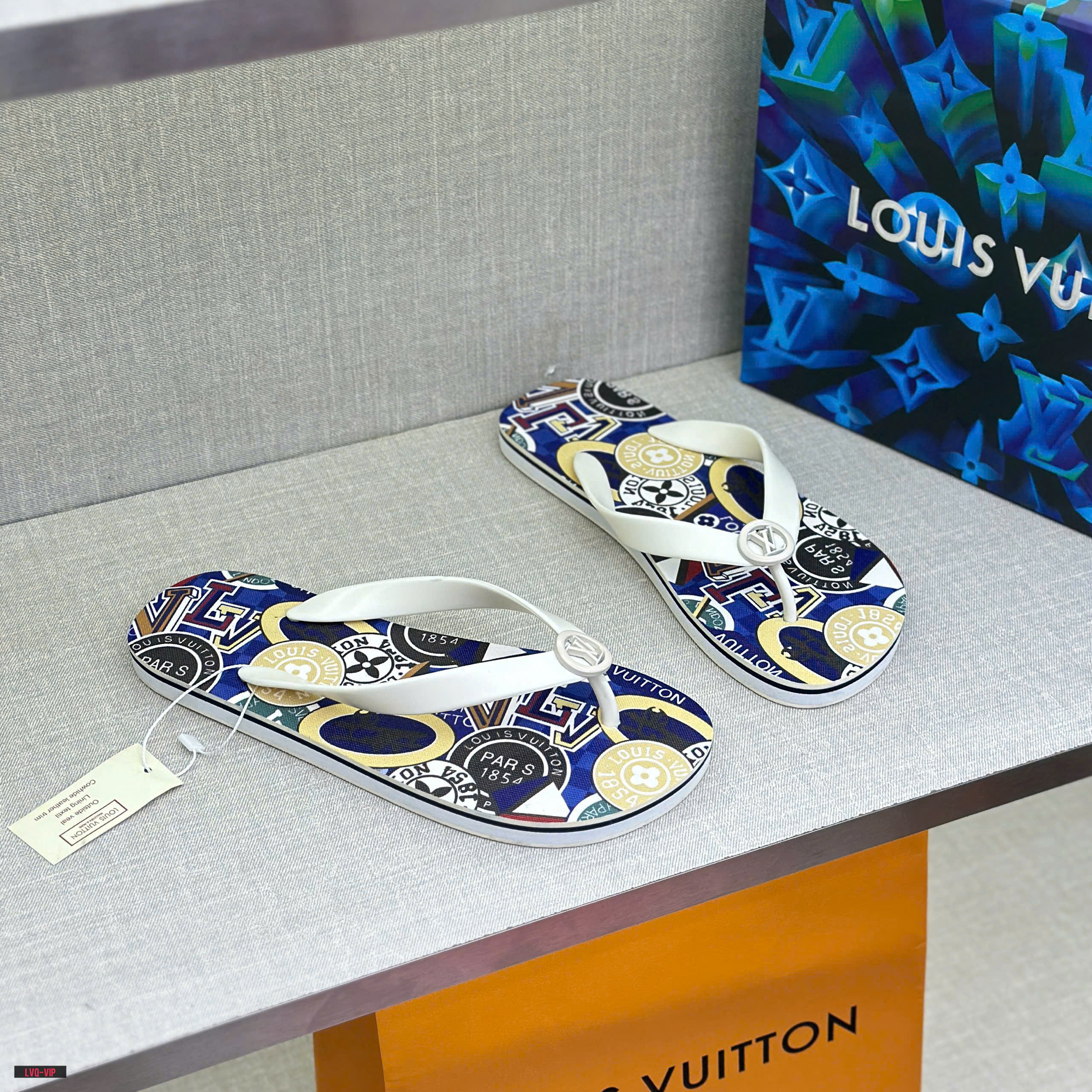 Dép tông, xỏ ngón Louis Vuitton LV Trắng logo tròn quai phối họa tiết hoa vân chữ màu sắc đế Like Auth fullbox LVQ