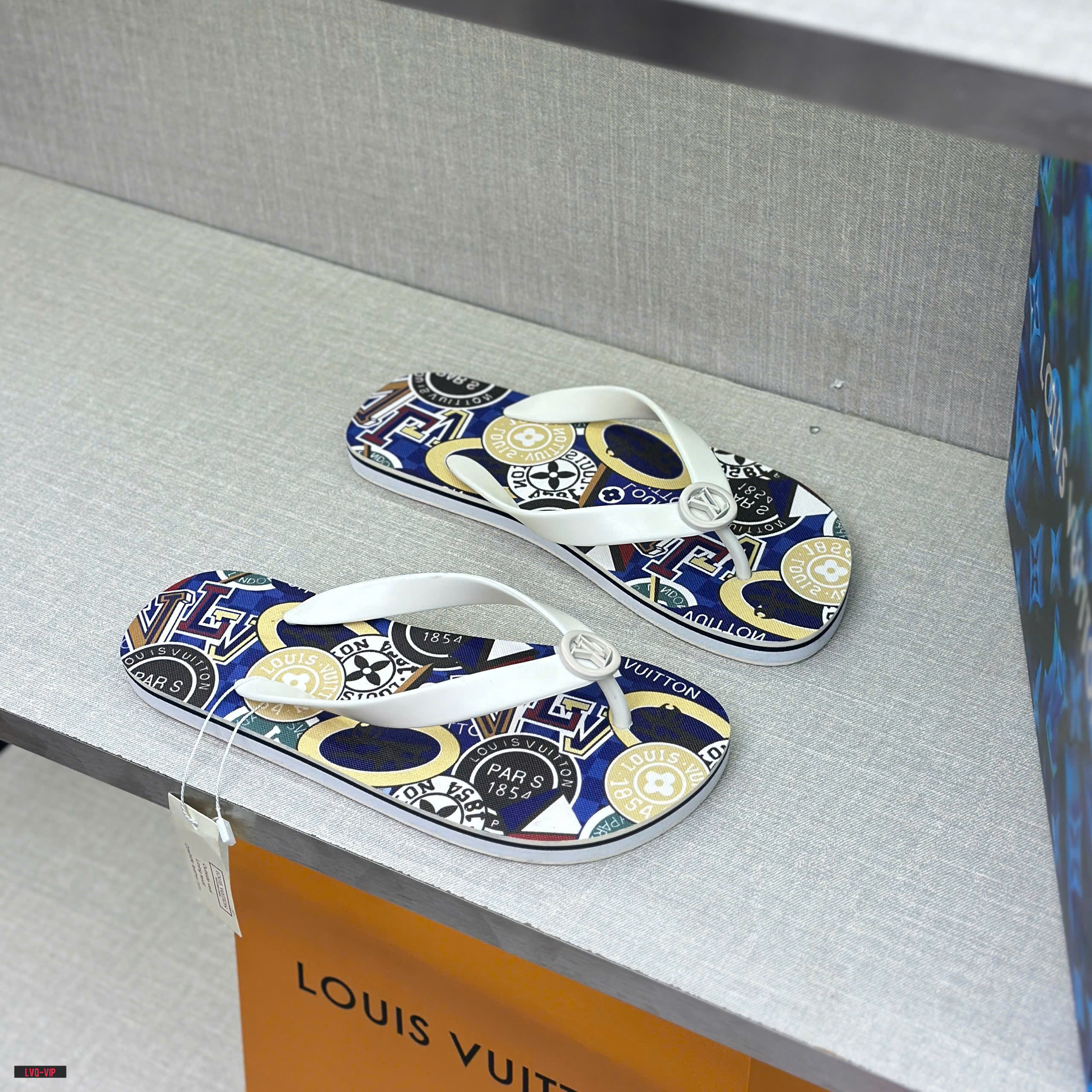 Dép tông, xỏ ngón Louis Vuitton LV Trắng logo tròn quai phối họa tiết hoa vân chữ màu sắc đế Like Auth fullbox LVQ