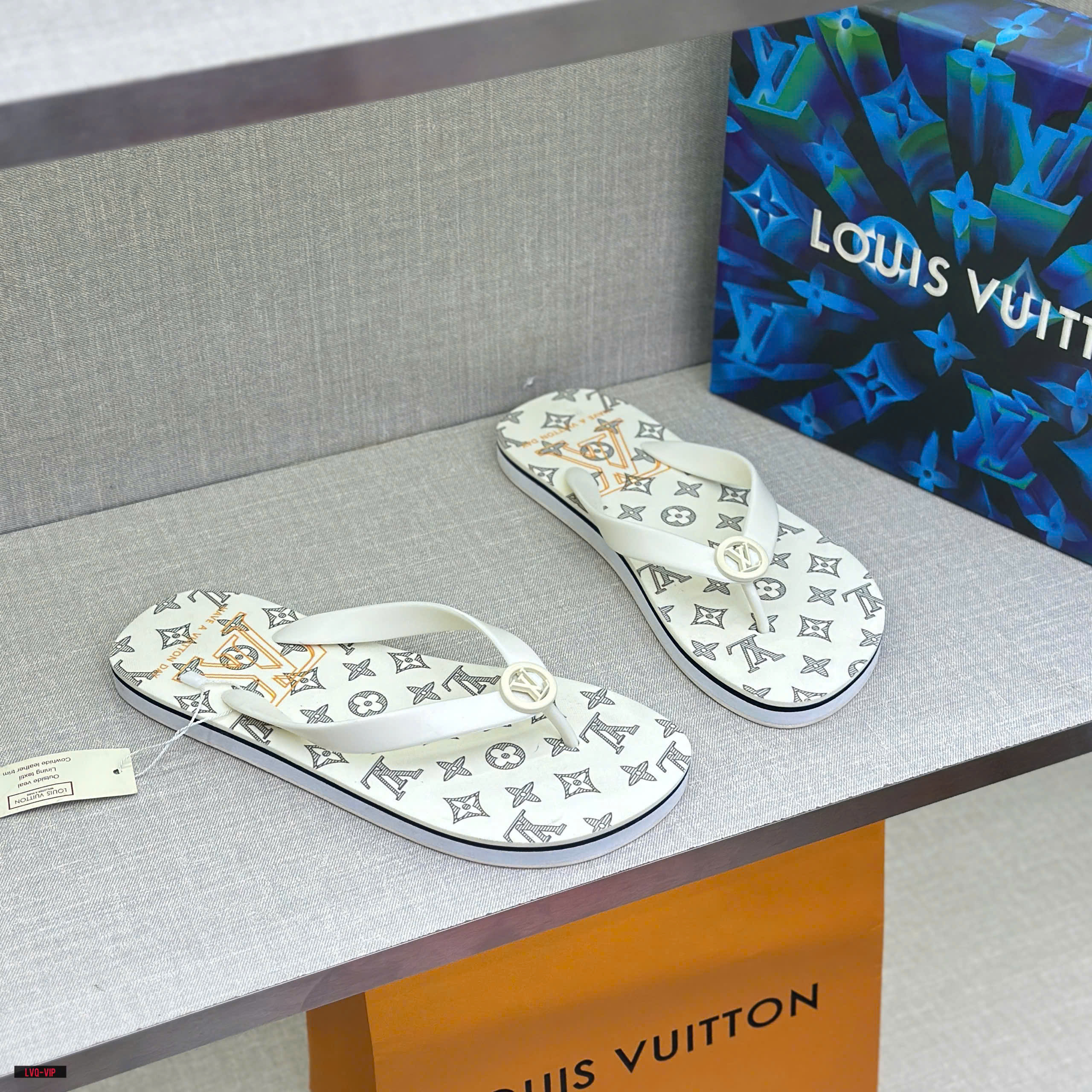 Dép tông, xỏ ngón Louis Vuitton LV Trắng logo tròn quai phối họa tiết hoa vân chữ Xám đế Like Auth fullbox LVQ