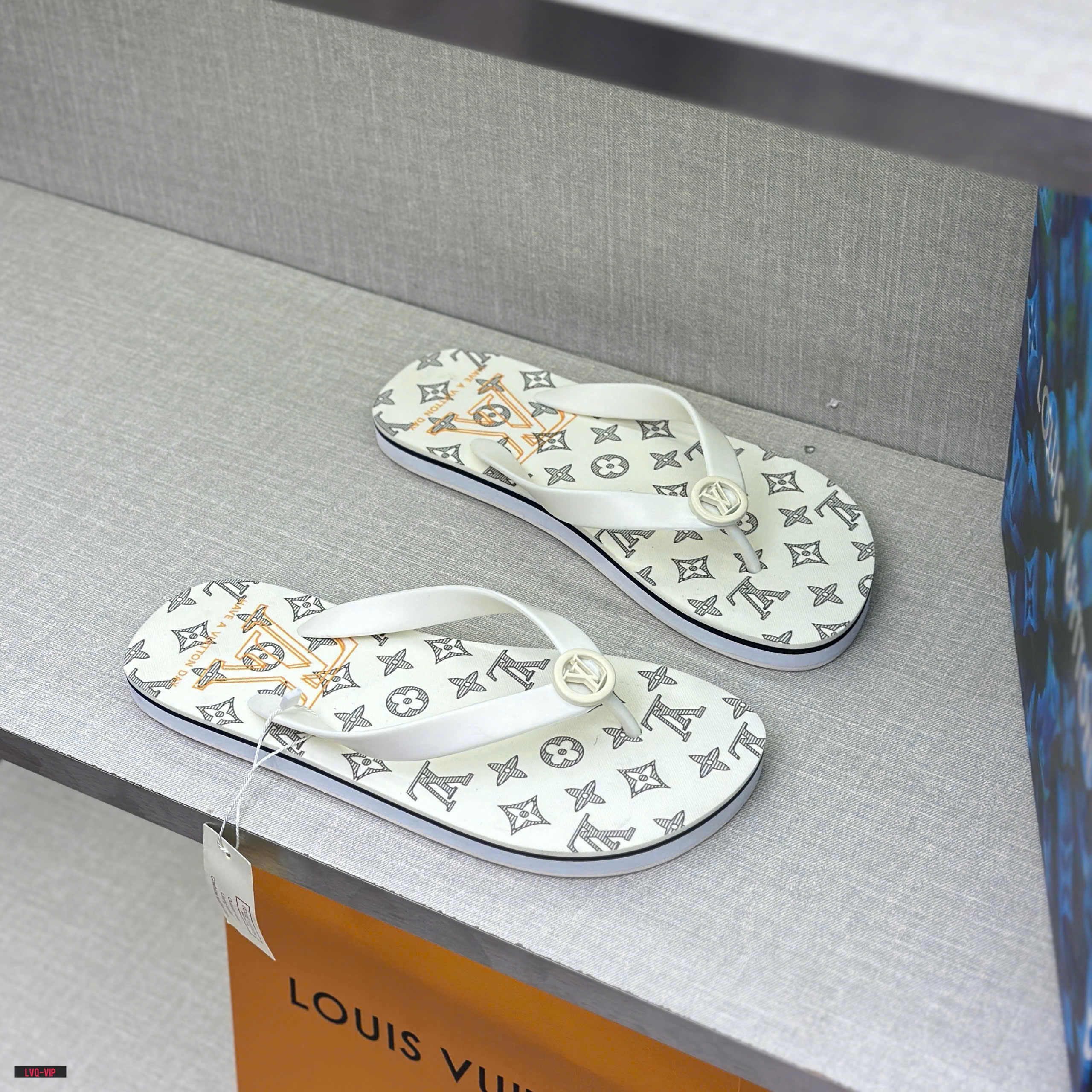 Dép tông, xỏ ngón Louis Vuitton LV Trắng logo tròn quai phối họa tiết hoa vân chữ Xám đế Like Auth fullbox LVQ