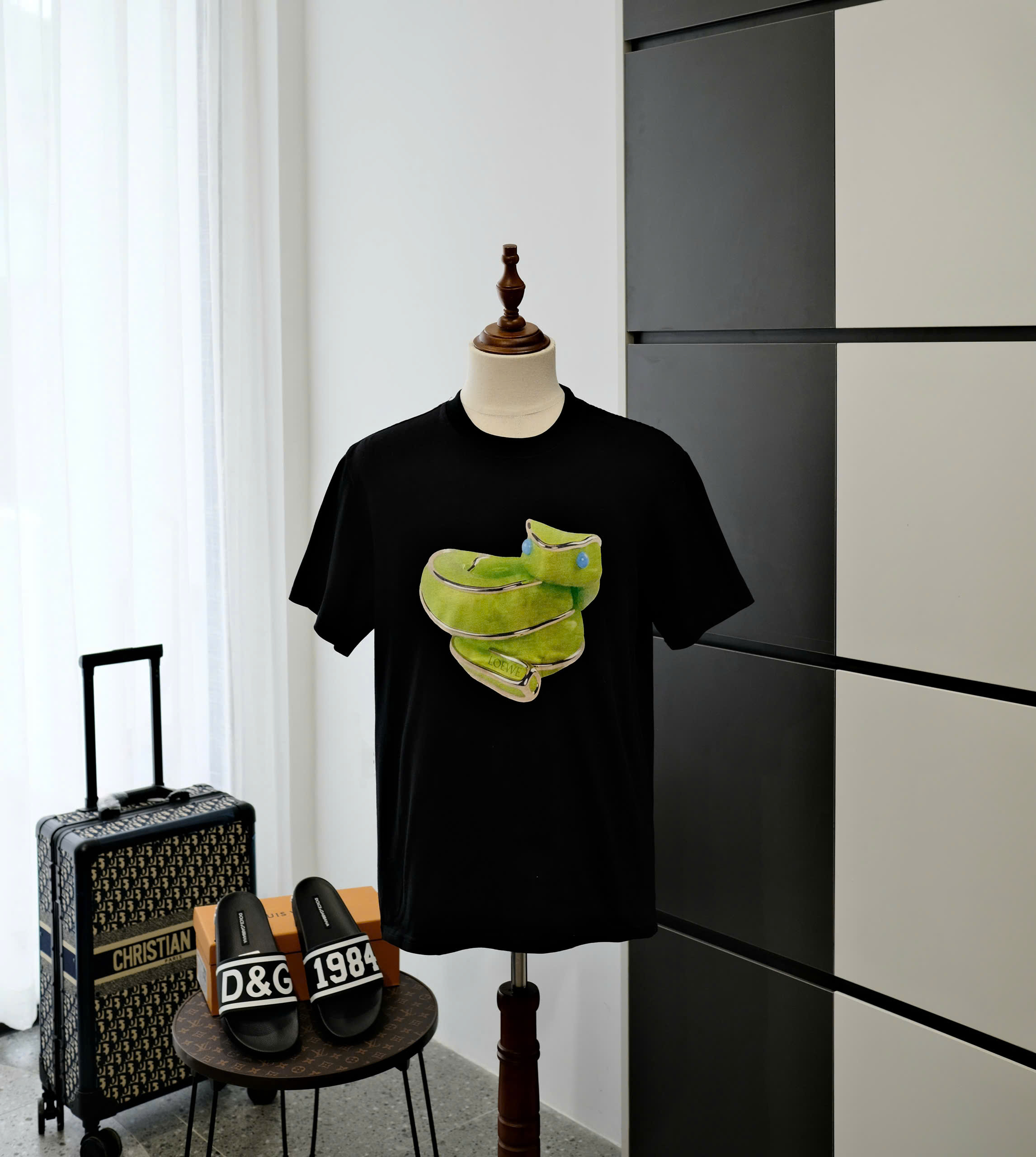 Áo phông T-shirt Loewe Đen logo Xanh Like Auth DDT