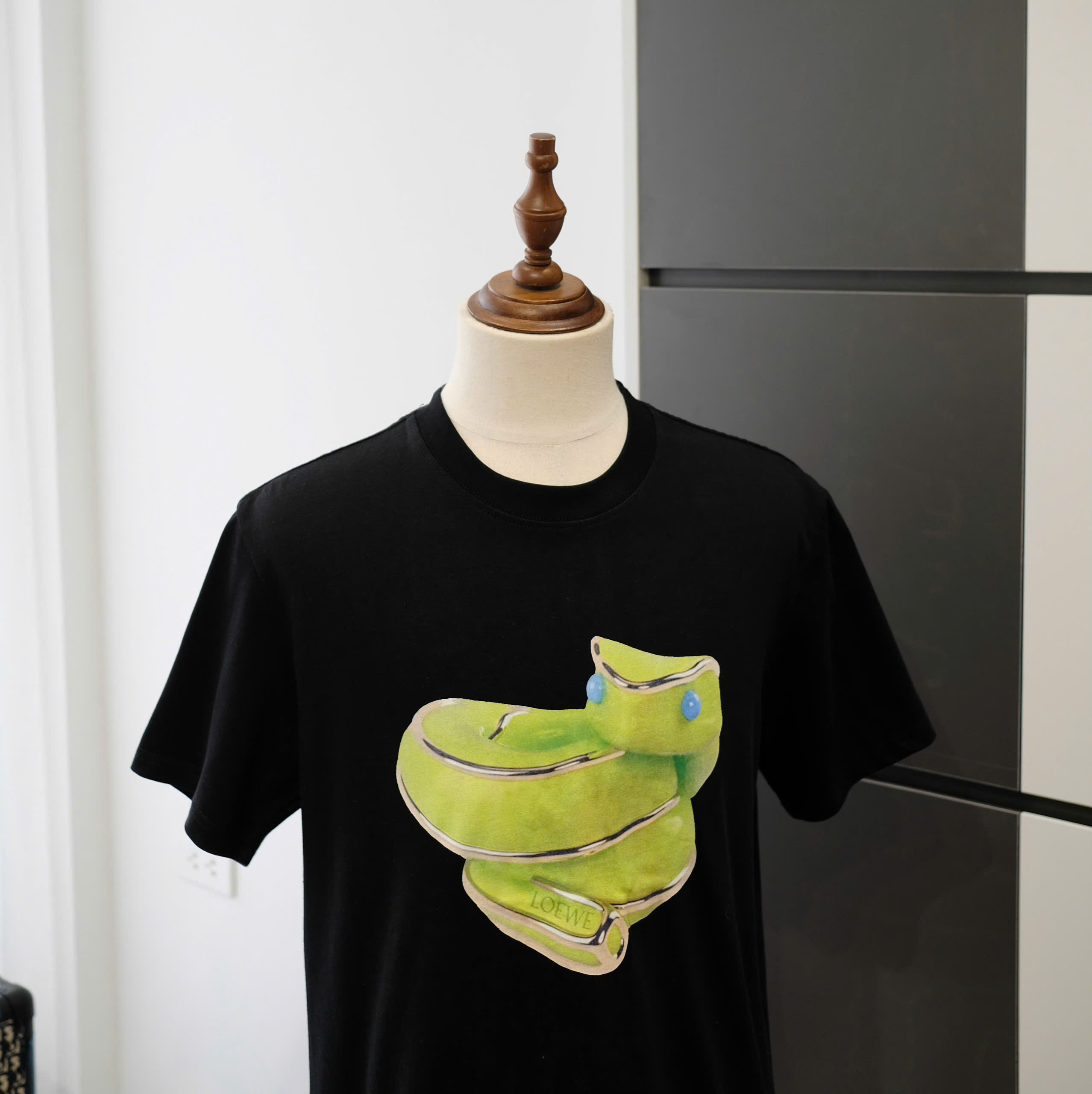 Áo phông T-shirt Loewe Đen logo Xanh Like Auth DDT
