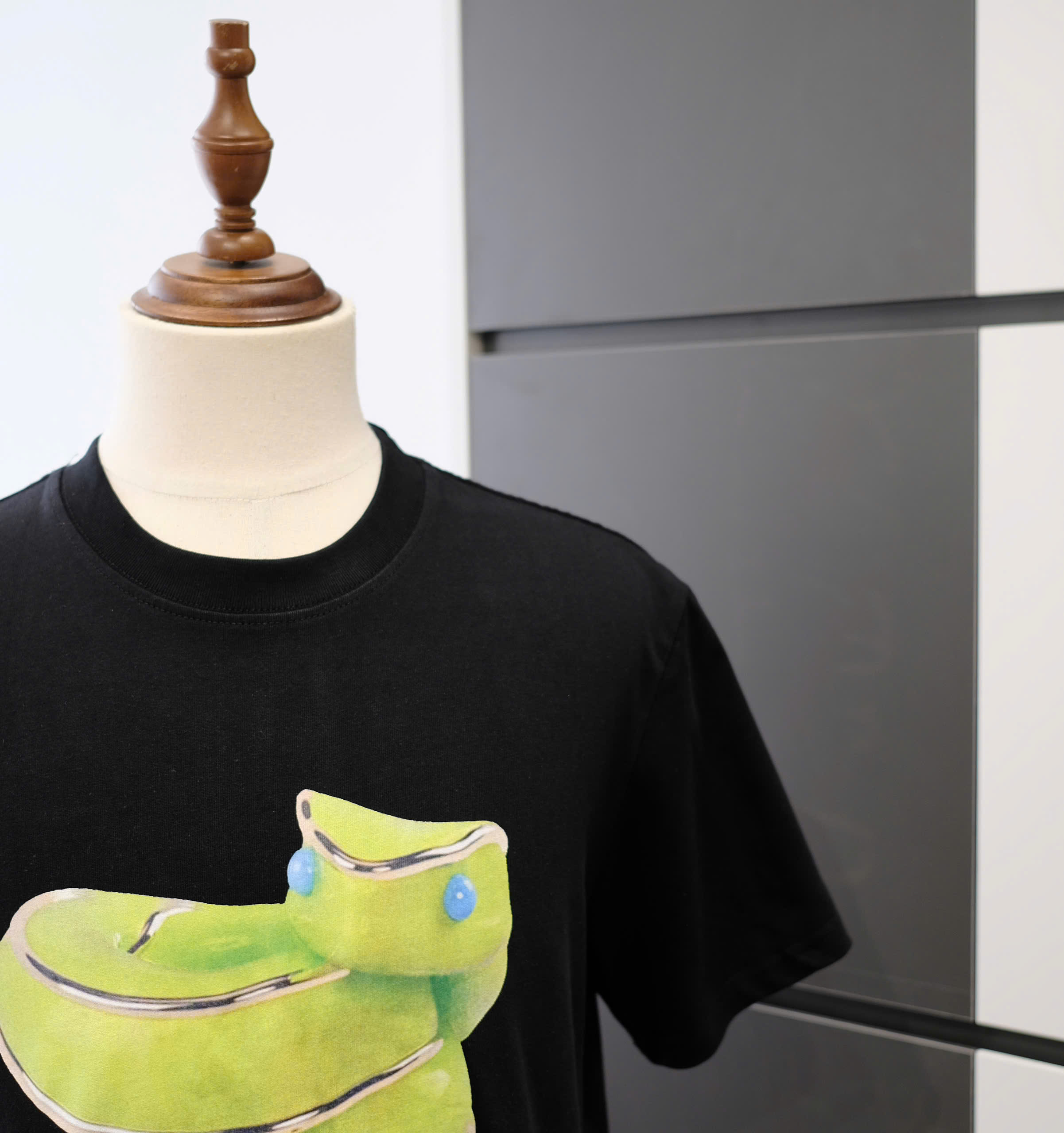 Áo phông T-shirt Loewe Đen logo Xanh Like Auth DDT