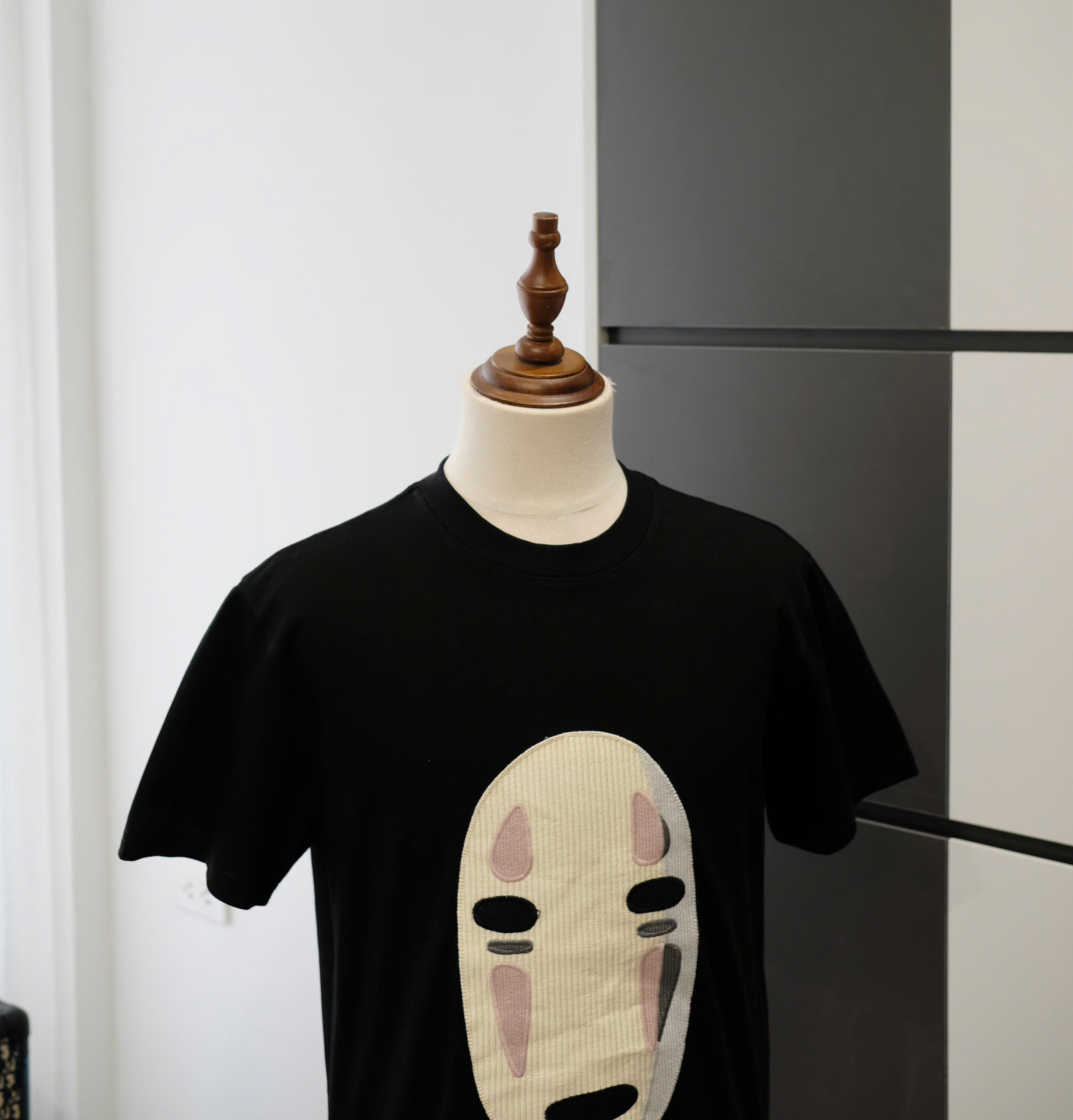 Áo phông T-shirt Loewe Đen mặt Vô diện logo chữ lưng Like Auth DDT