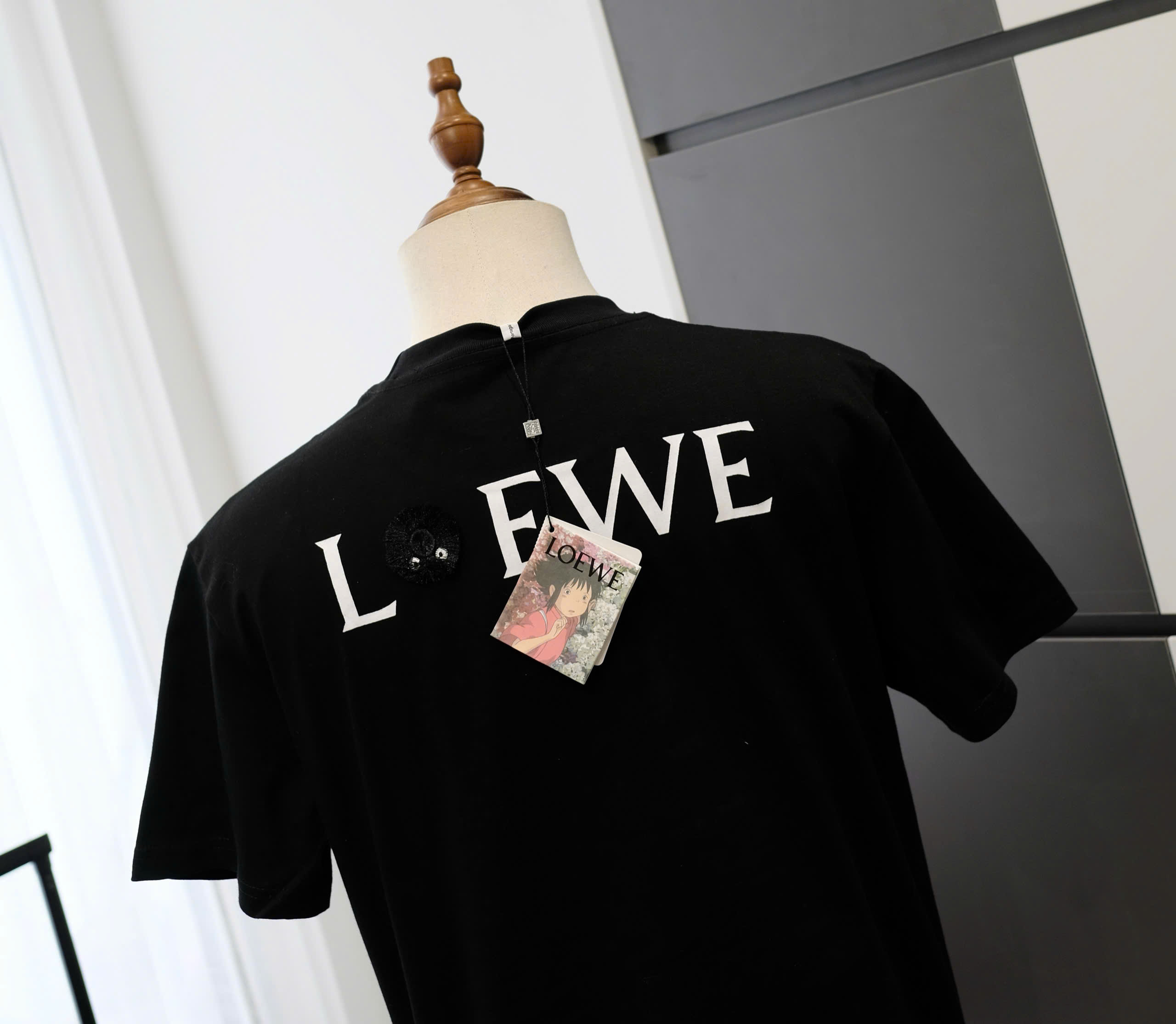 Áo phông T-shirt Loewe Đen mặt Vô diện logo chữ lưng Like Auth DDT