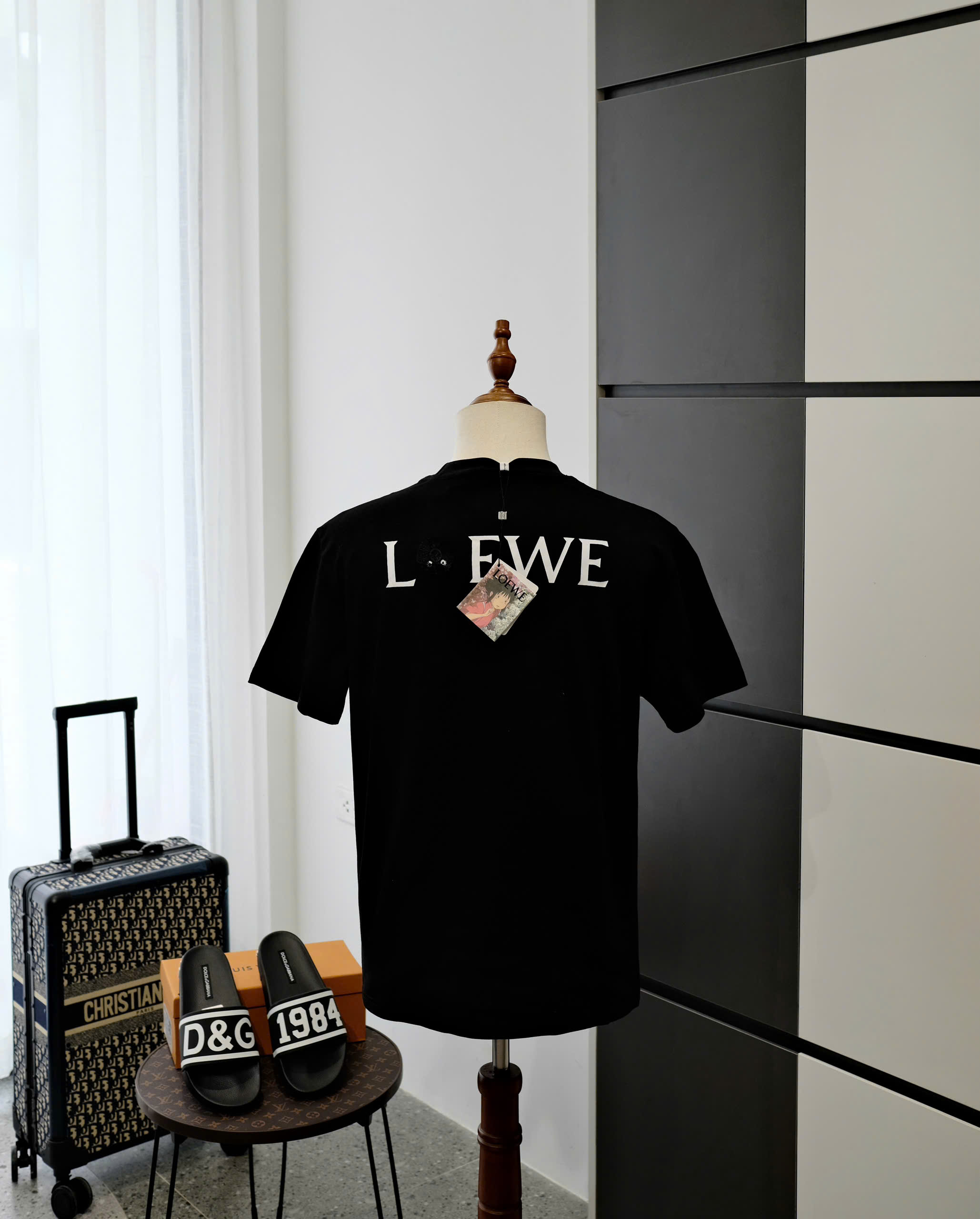 Áo phông T-shirt Loewe Đen mặt Vô diện logo chữ lưng Like Auth DDT