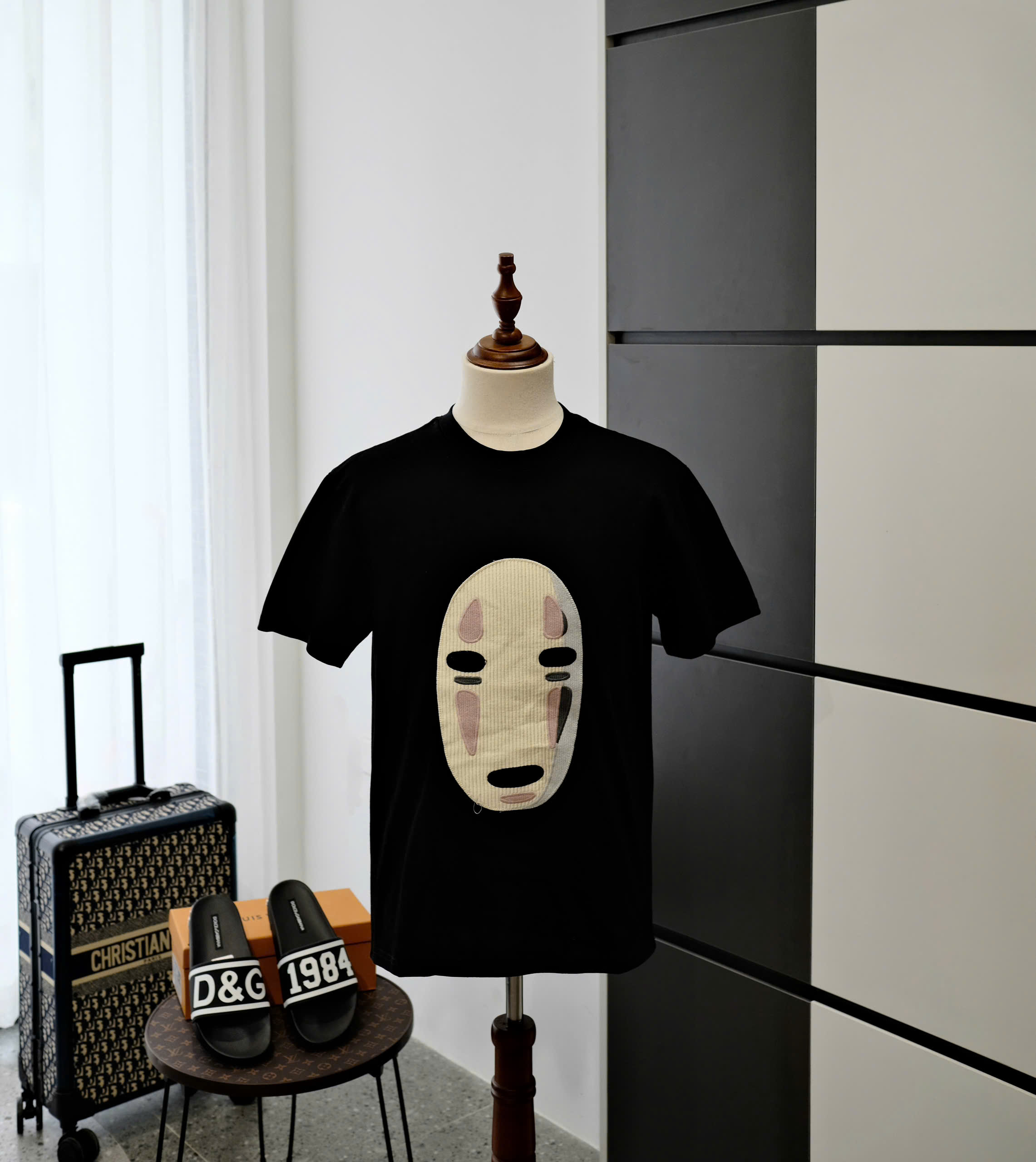 Áo phông T-shirt Loewe Đen mặt Vô diện logo chữ lưng Like Auth DDT
