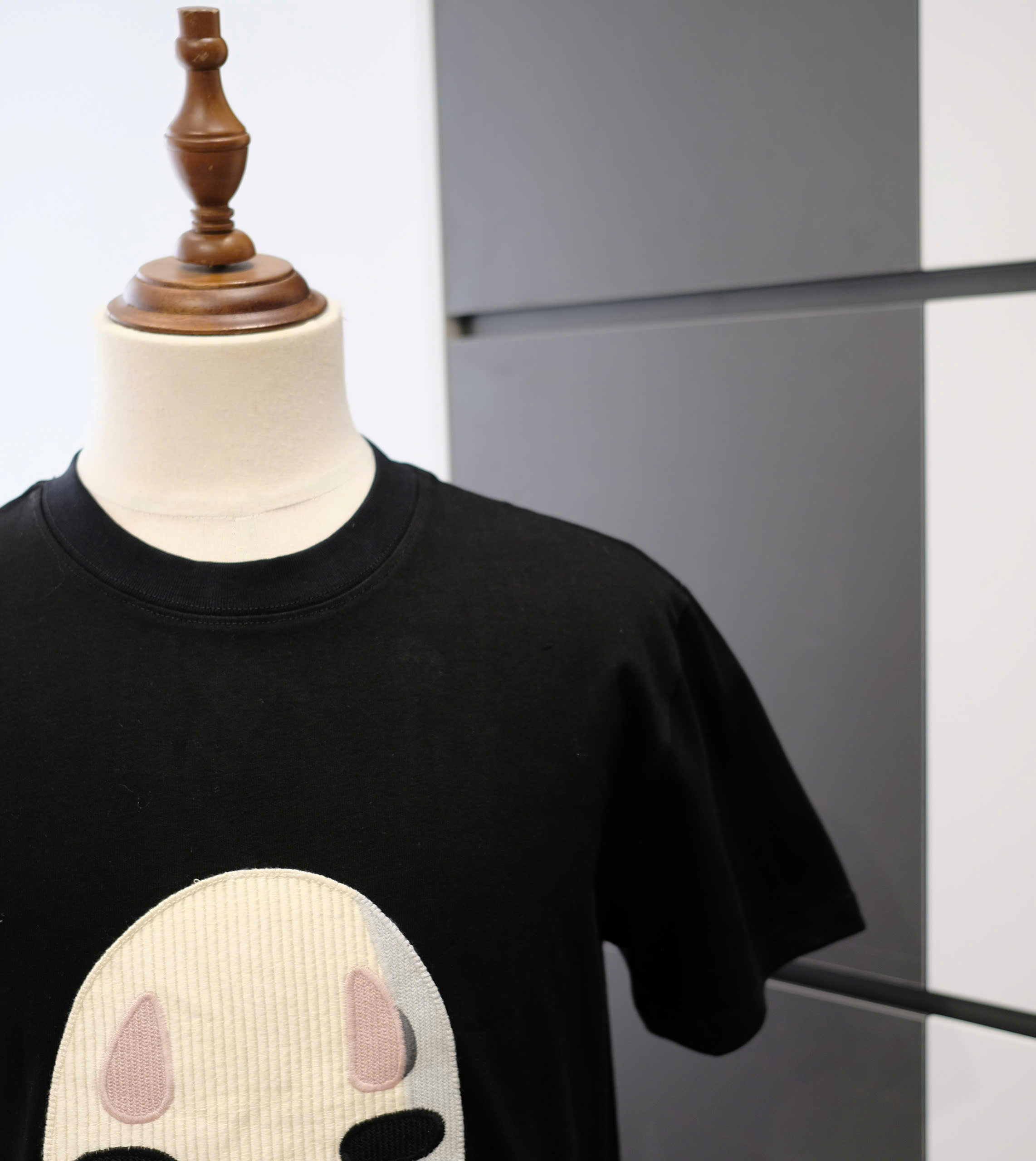 Áo phông T-shirt Loewe Đen mặt Vô diện logo chữ lưng Like Auth DDT