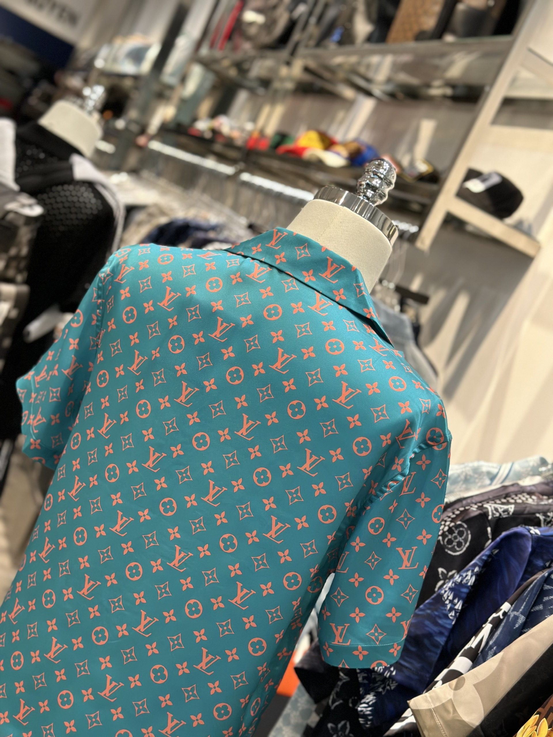 Áo sơ mi lụa cộc tay Louis Vuitton LV Xanh ngọc họa tiết hoa vân logo Cam full Like Auth VTN