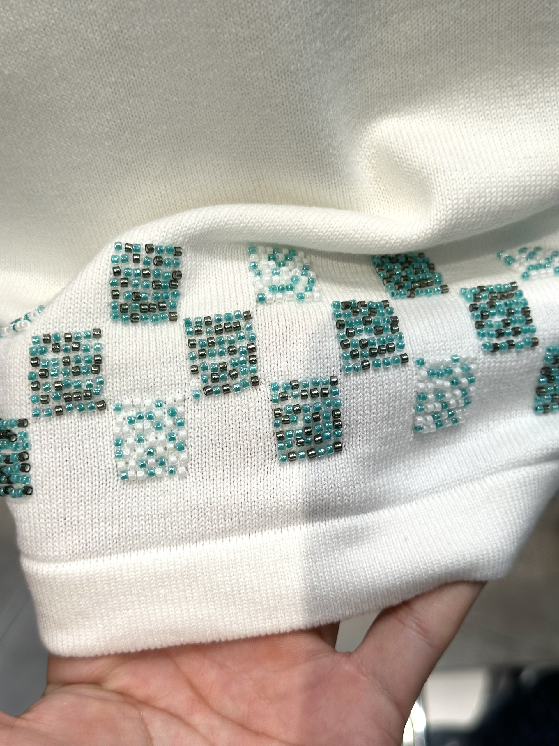Áo phông T-shirt Louis Vuitton LV Trắng logo ngực phối kẻ ô cạp đính hạt cườm Like Auth VTN