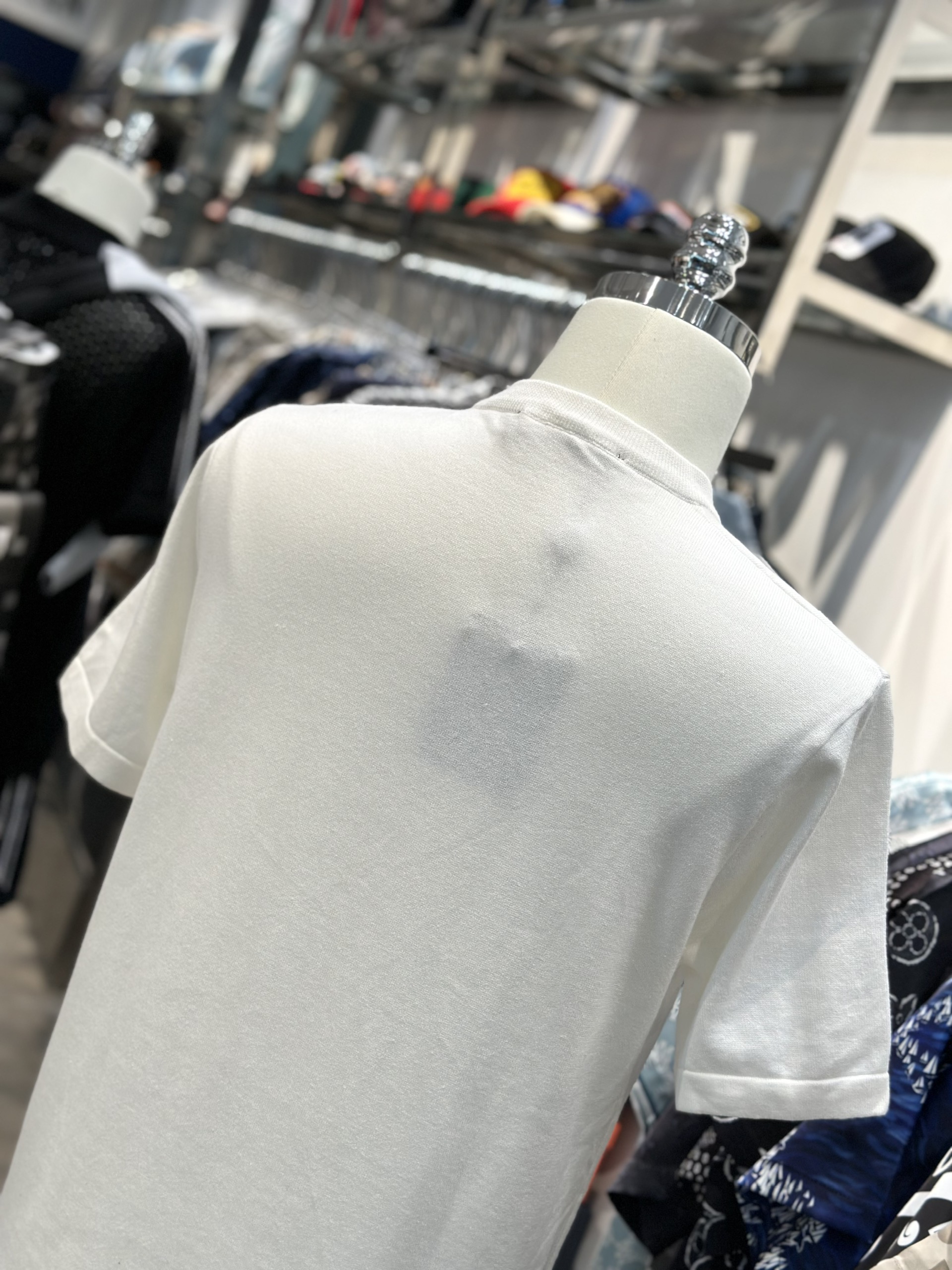 Áo phông T-shirt Louis Vuitton LV Trắng logo ngực phối kẻ ô cạp đính hạt cườm Like Auth VTN