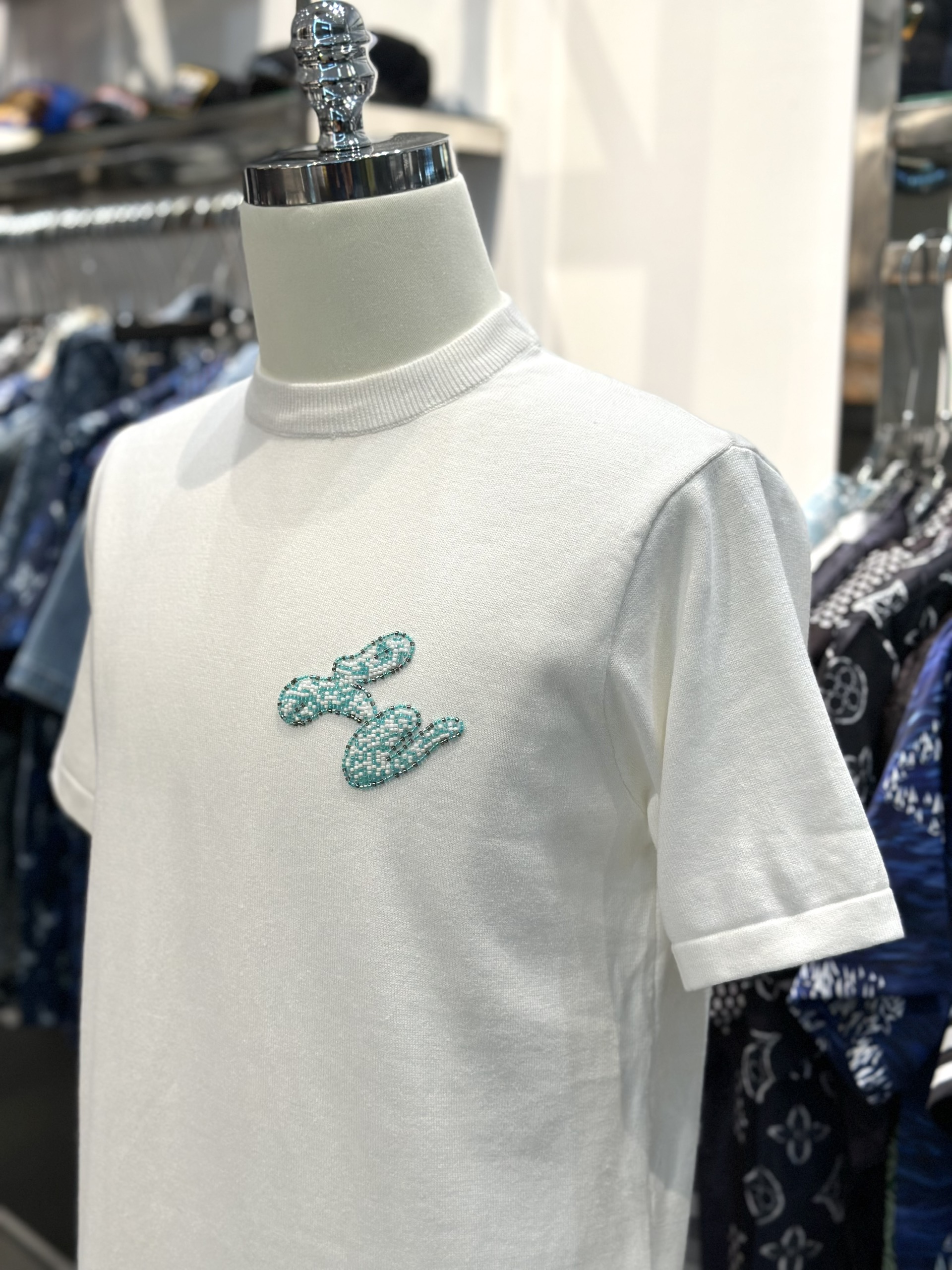 Áo phông T-shirt Louis Vuitton LV Trắng logo ngực phối kẻ ô cạp đính hạt cườm Like Auth VTN
