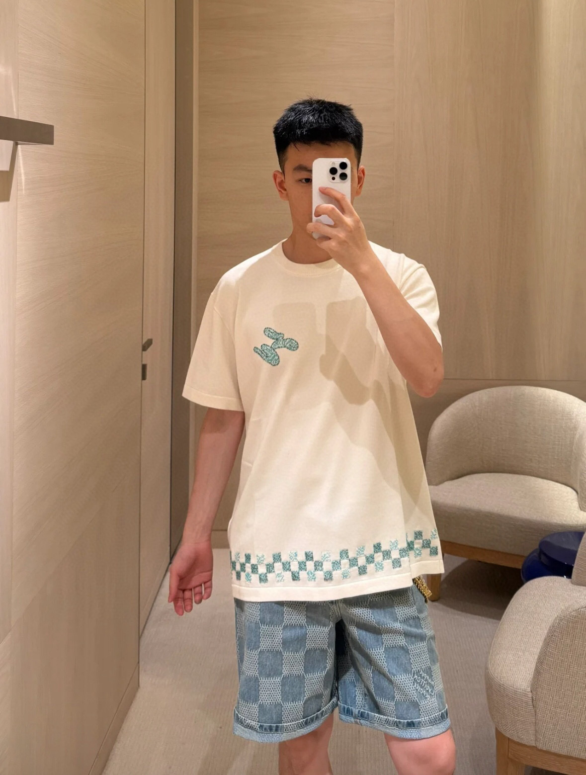 Áo phông T-shirt Louis Vuitton LV Trắng logo ngực phối kẻ ô cạp đính hạt cườm Like Auth VTN
