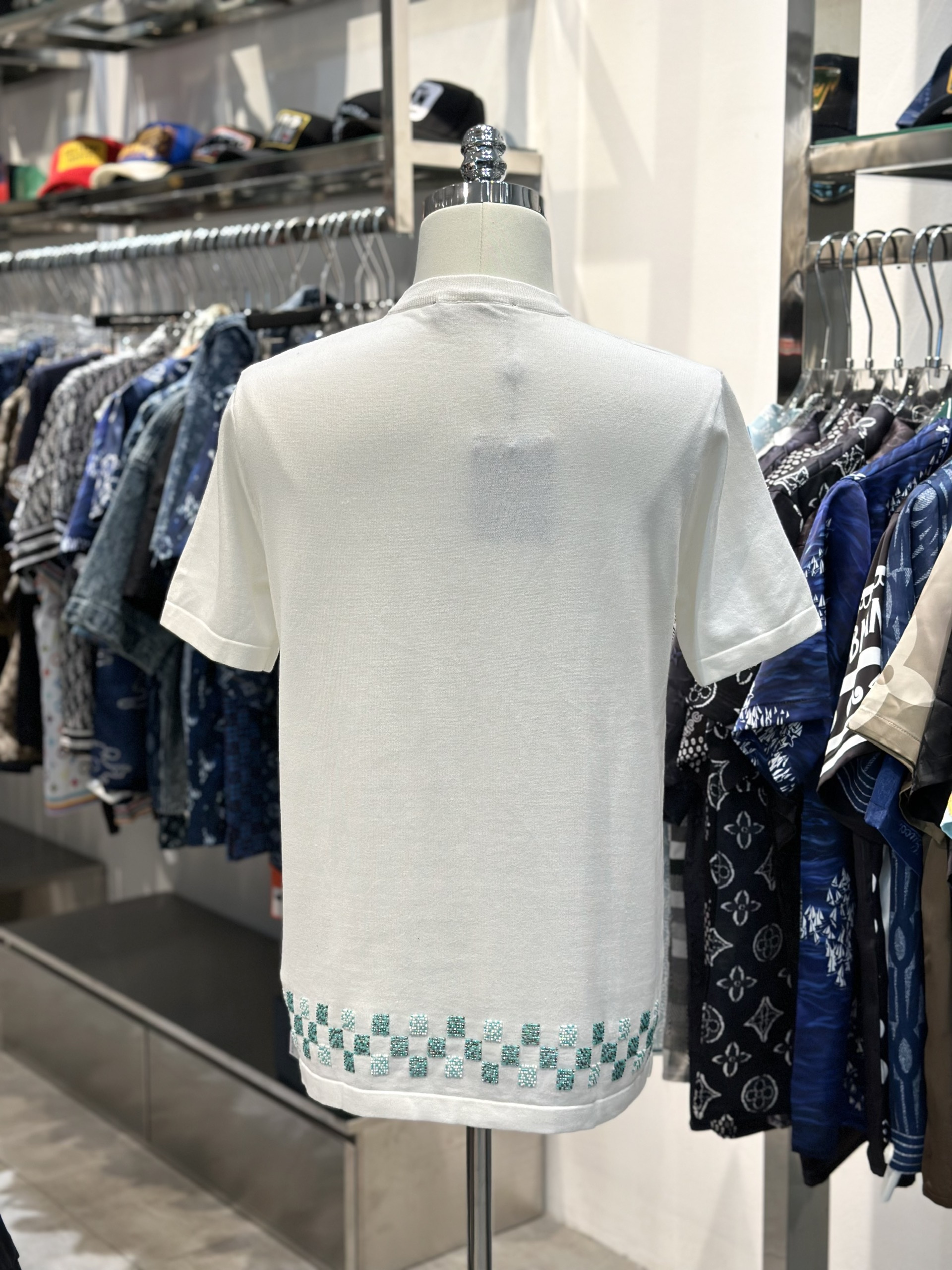 Áo phông T-shirt Louis Vuitton LV Trắng logo ngực phối kẻ ô cạp đính hạt cườm Like Auth VTN