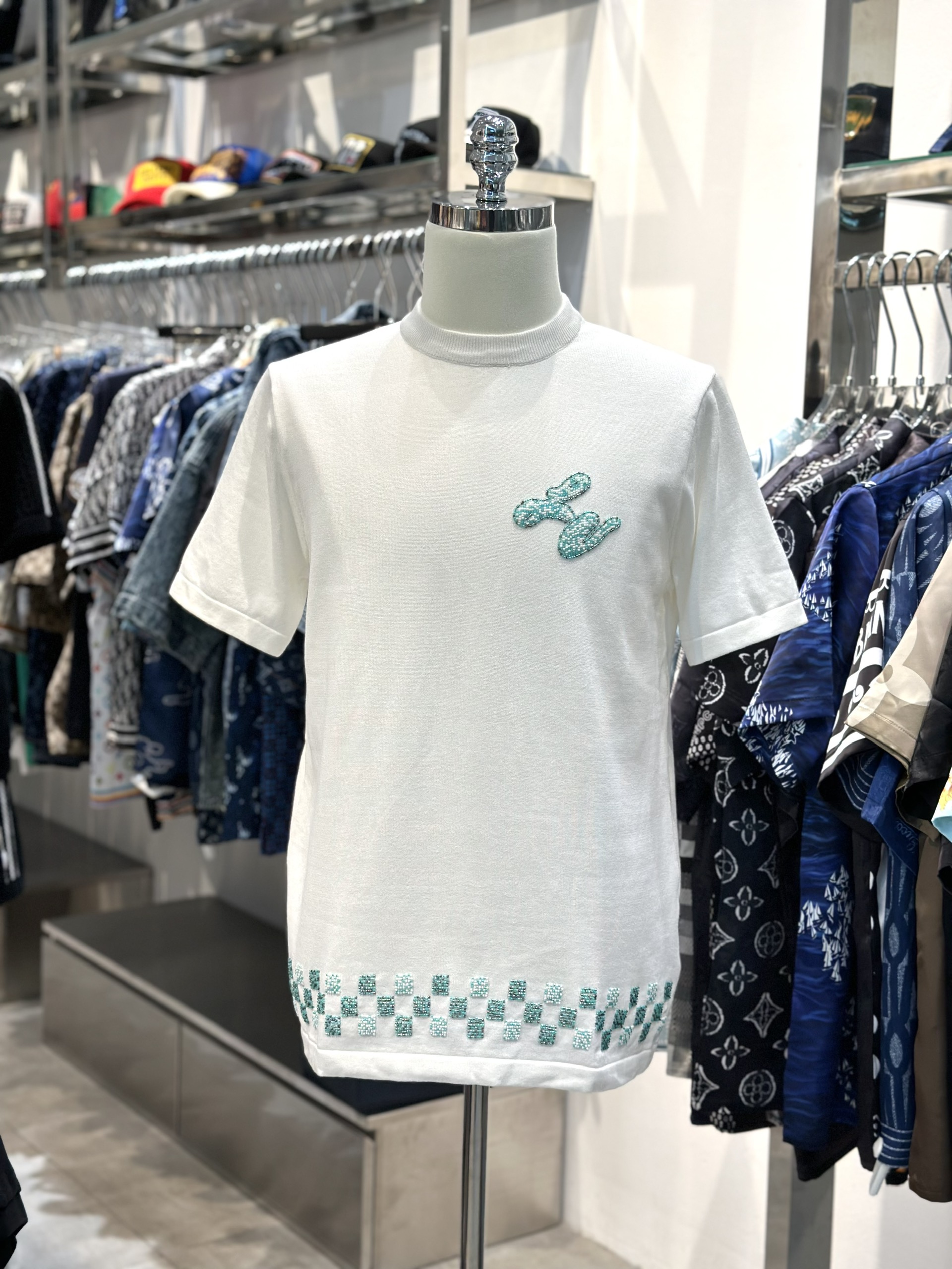 Áo phông T-shirt Louis Vuitton LV Trắng logo ngực phối kẻ ô cạp đính hạt cườm Like Auth VTN