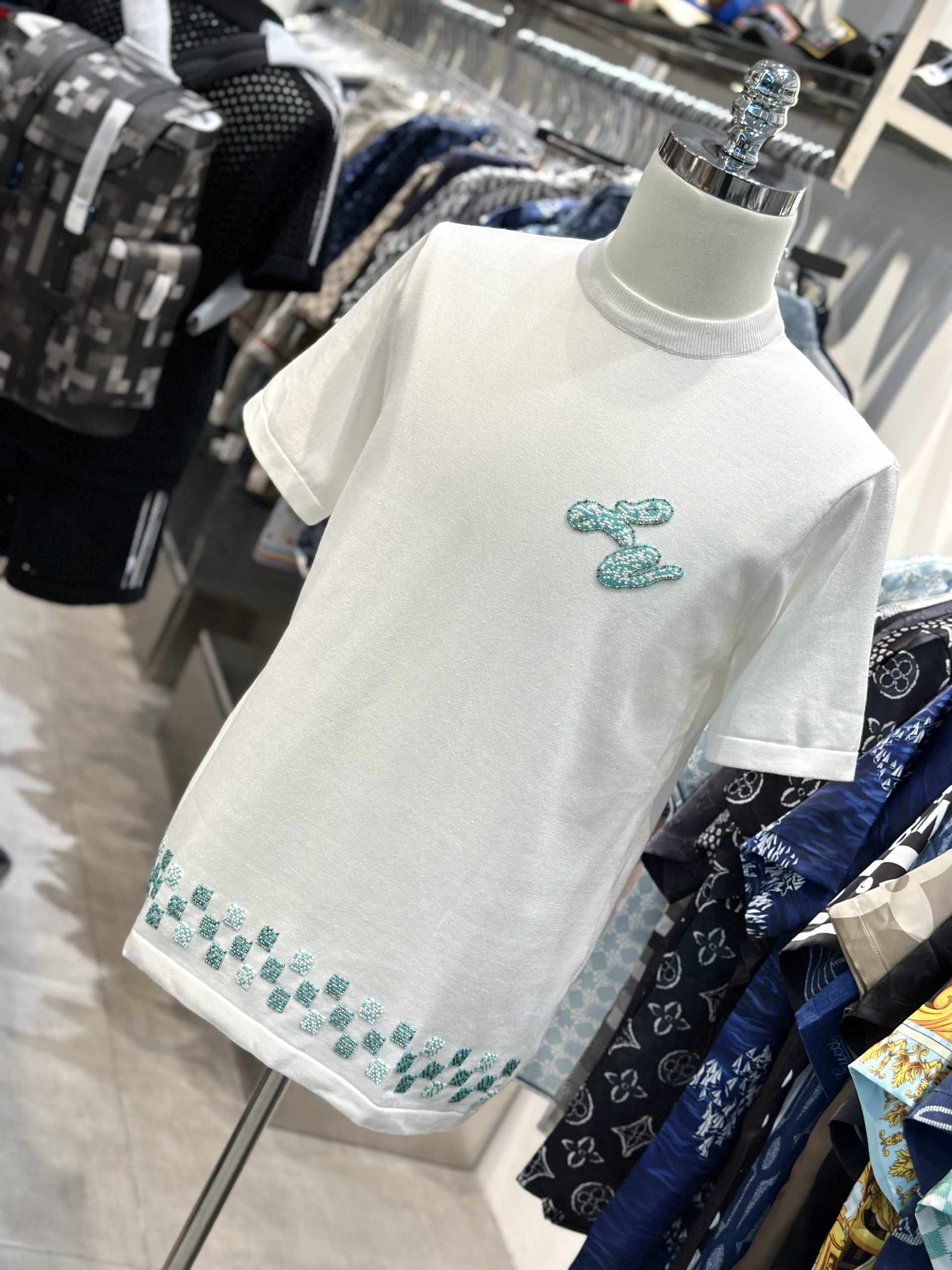 Áo phông T-shirt Louis Vuitton LV Trắng logo ngực phối kẻ ô cạp đính hạt cườm Like Auth VTN