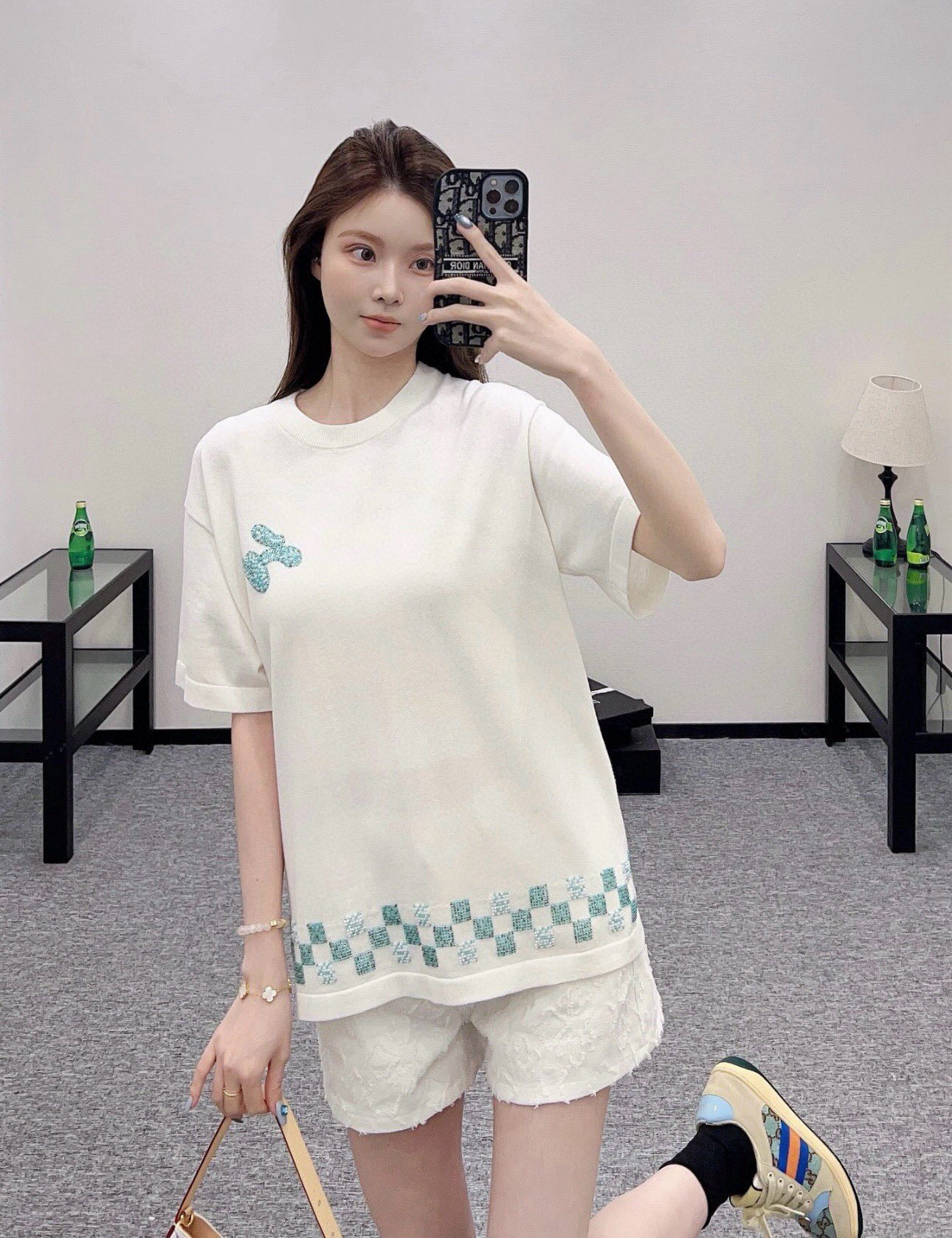 Áo phông T-shirt Louis Vuitton LV Trắng logo ngực phối kẻ ô cạp đính hạt cườm Like Auth VTN