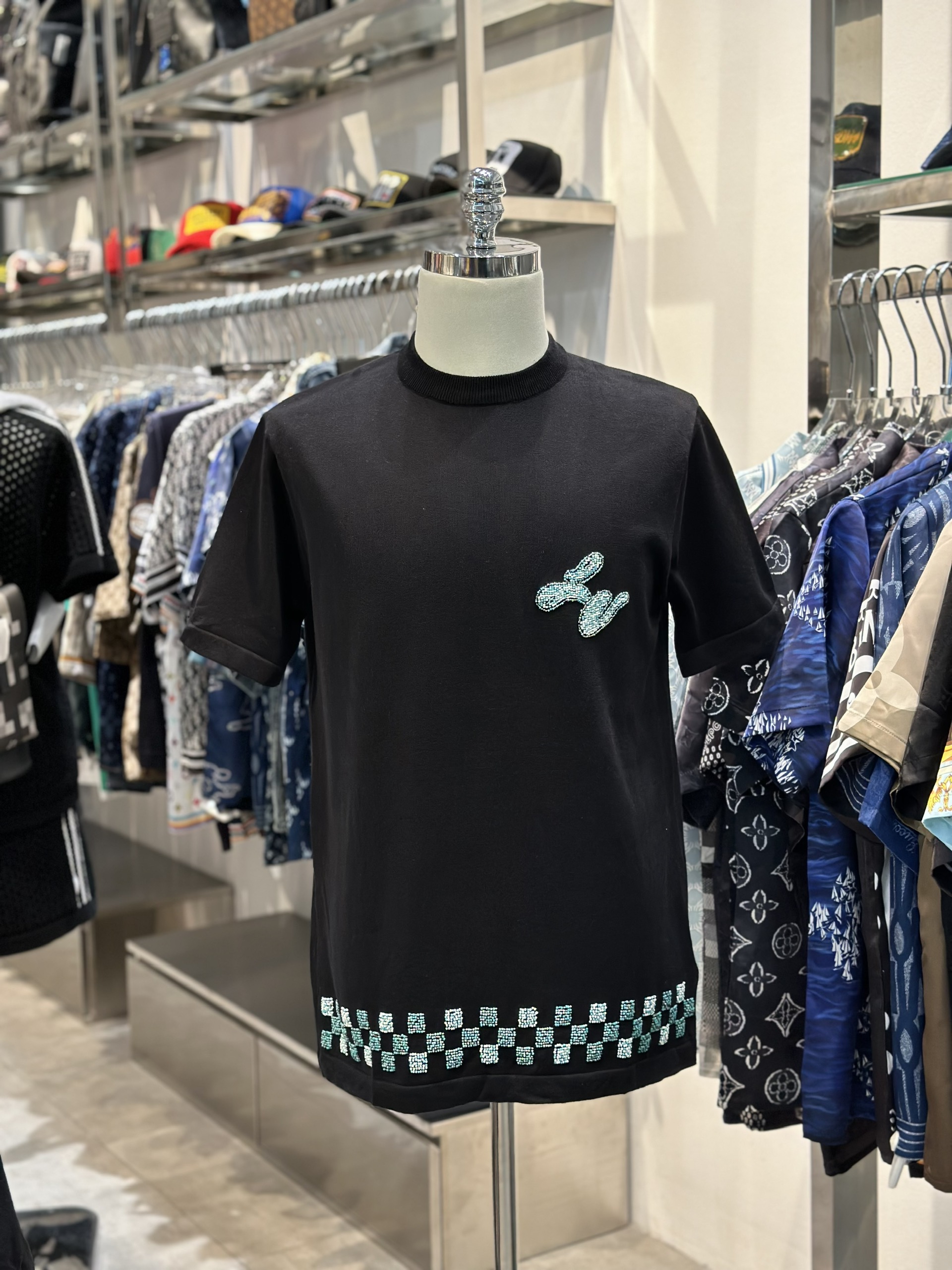 Áo phông T-shirt Louis Vuitton LV Đen logo ngực phối kẻ ô cạp đính hạt cườm Like Auth VTN