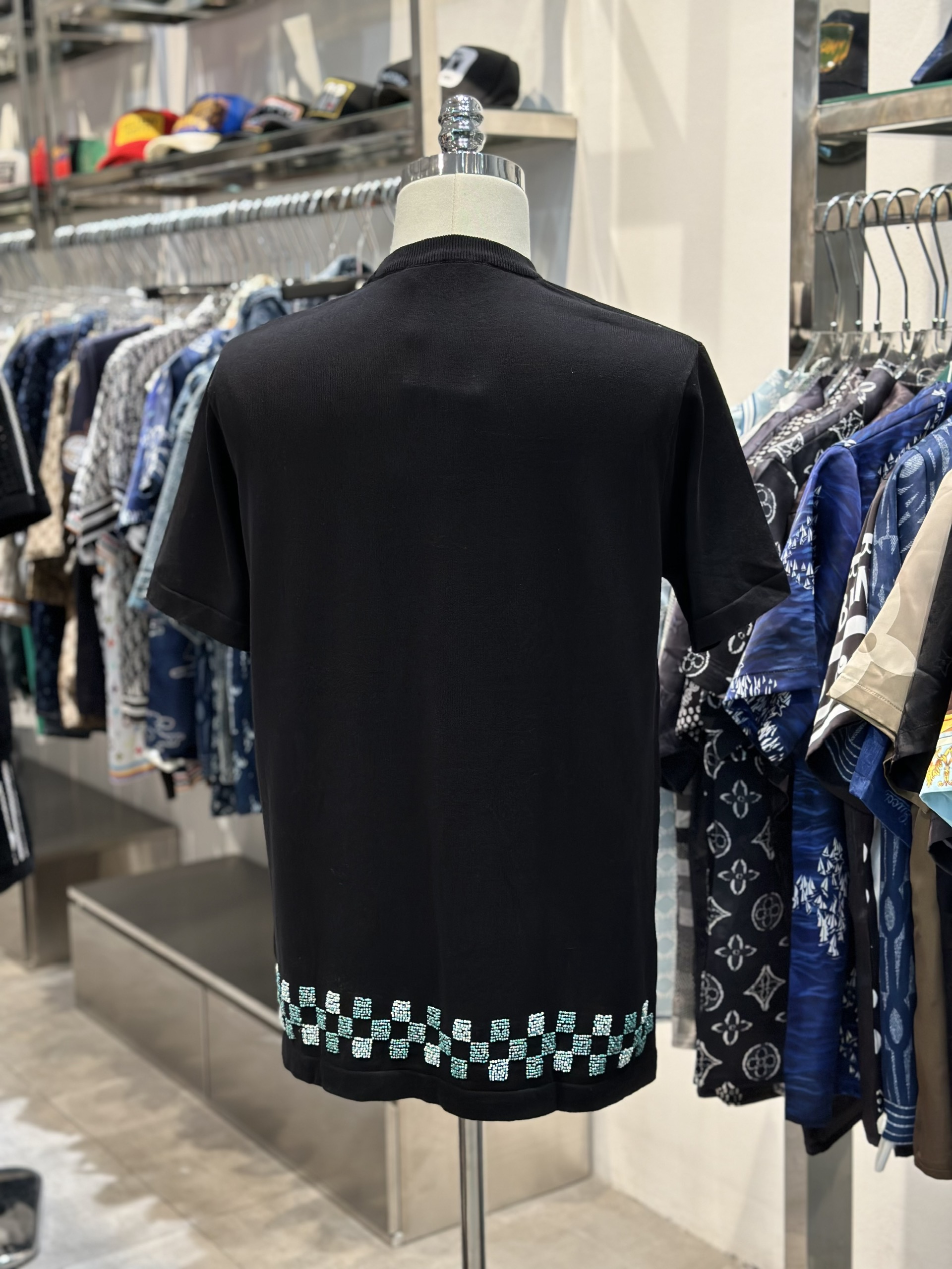 Áo phông T-shirt Louis Vuitton LV Đen logo ngực phối kẻ ô cạp đính hạt cườm Like Auth VTN
