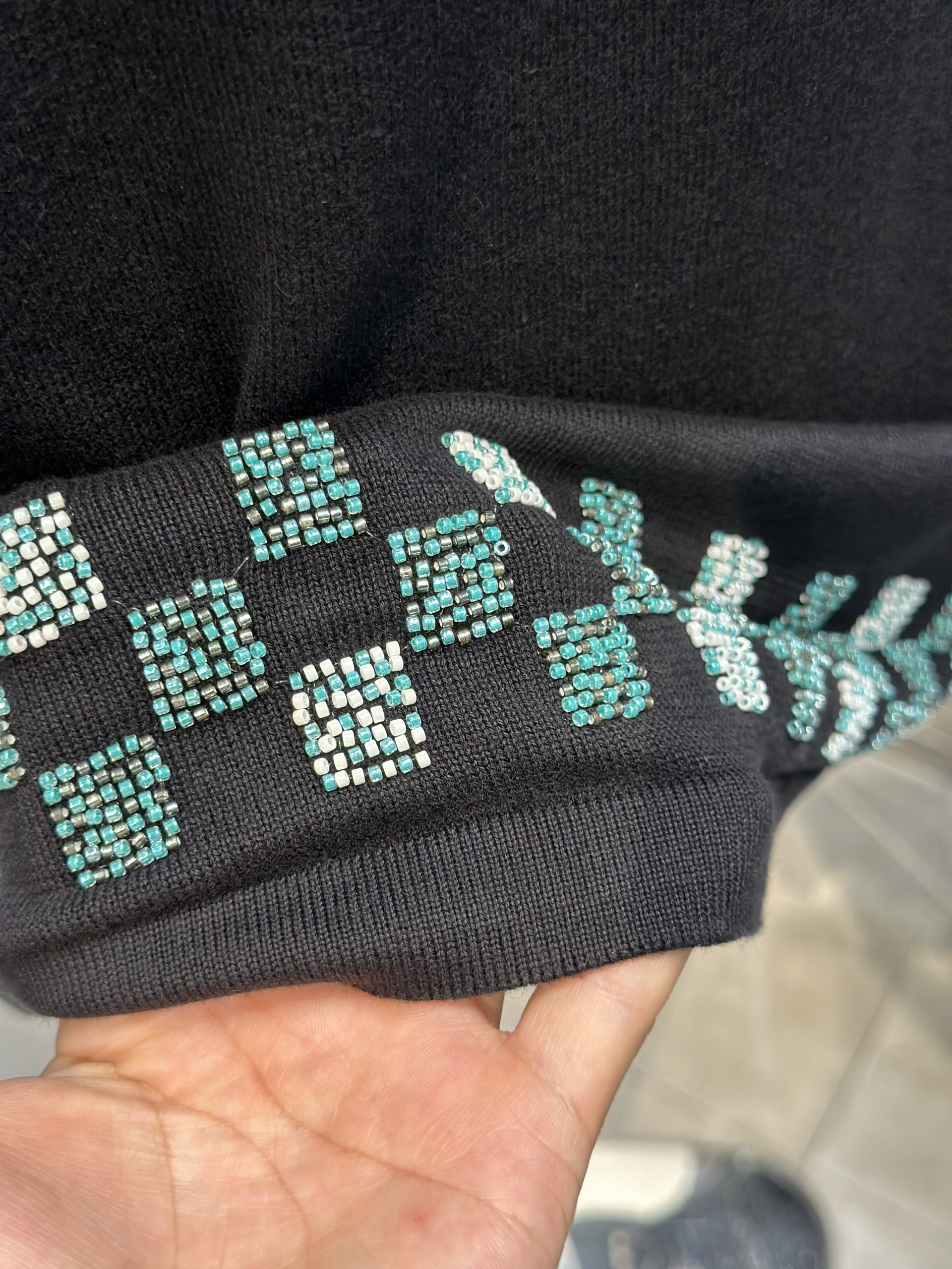 Áo phông T-shirt Louis Vuitton LV Đen logo ngực phối kẻ ô cạp đính hạt cườm Like Auth VTN