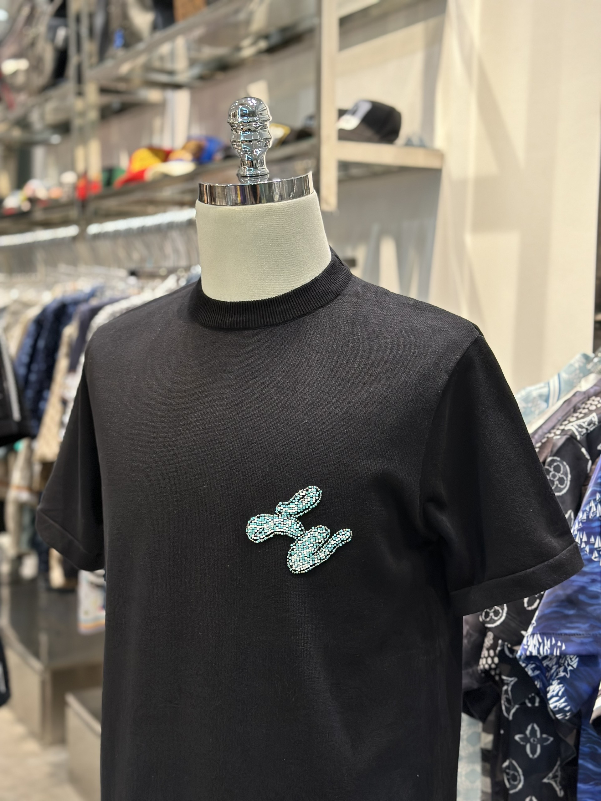 Áo phông T-shirt Louis Vuitton LV Đen logo ngực phối kẻ ô cạp đính hạt cườm Like Auth VTN