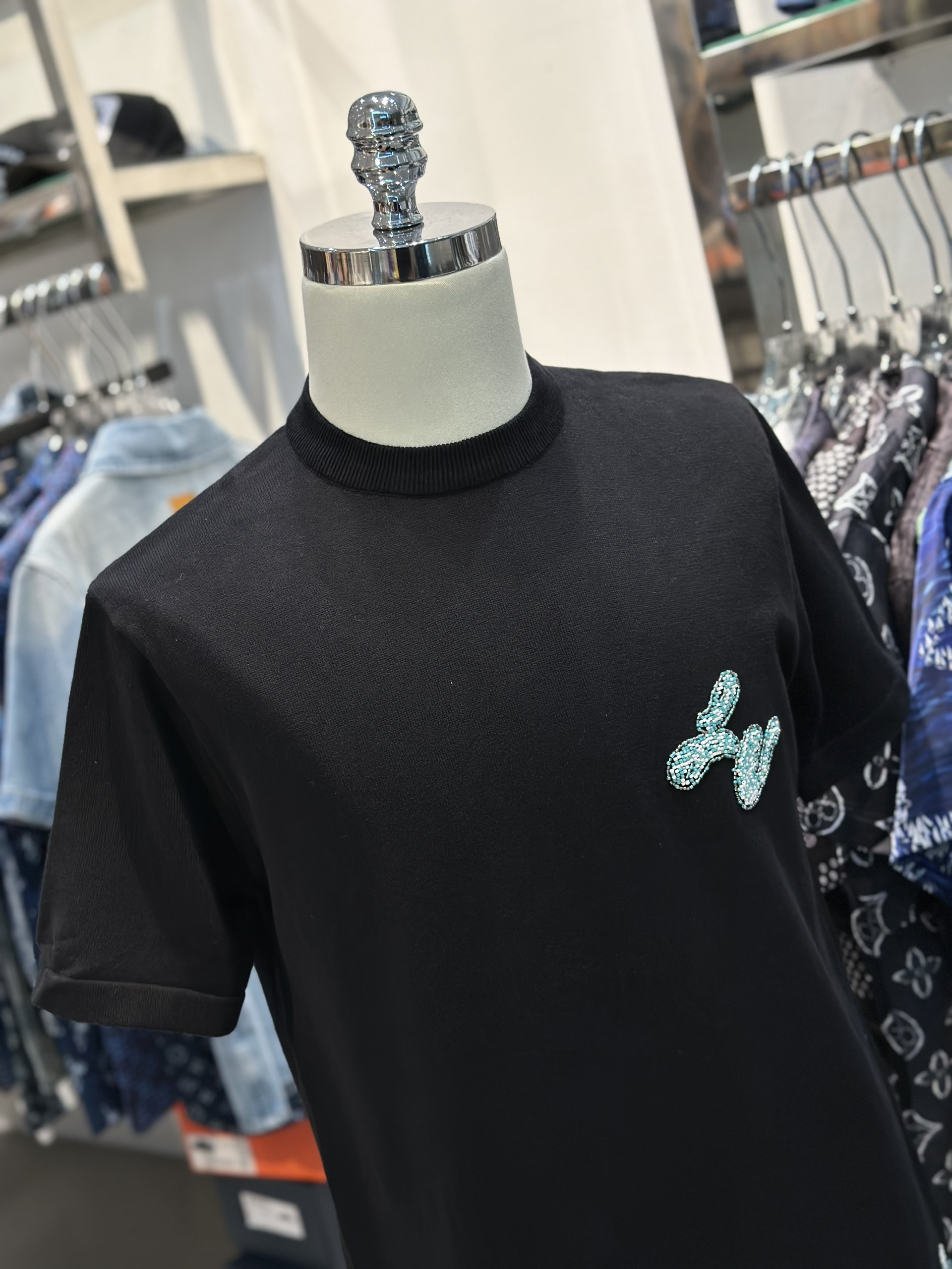 Áo phông T-shirt Louis Vuitton LV Đen logo ngực phối kẻ ô cạp đính hạt cườm Like Auth VTN