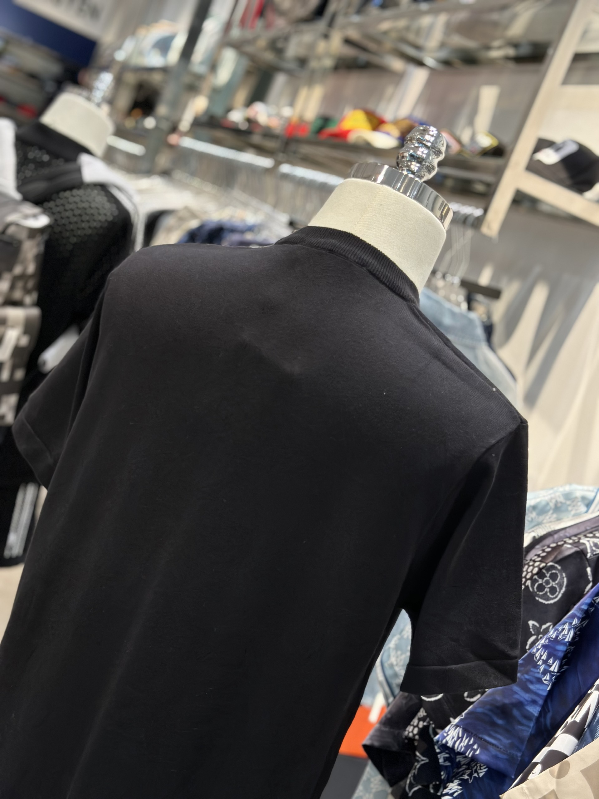 Áo phông T-shirt Louis Vuitton LV Đen logo ngực phối kẻ ô cạp đính hạt cườm Like Auth VTN