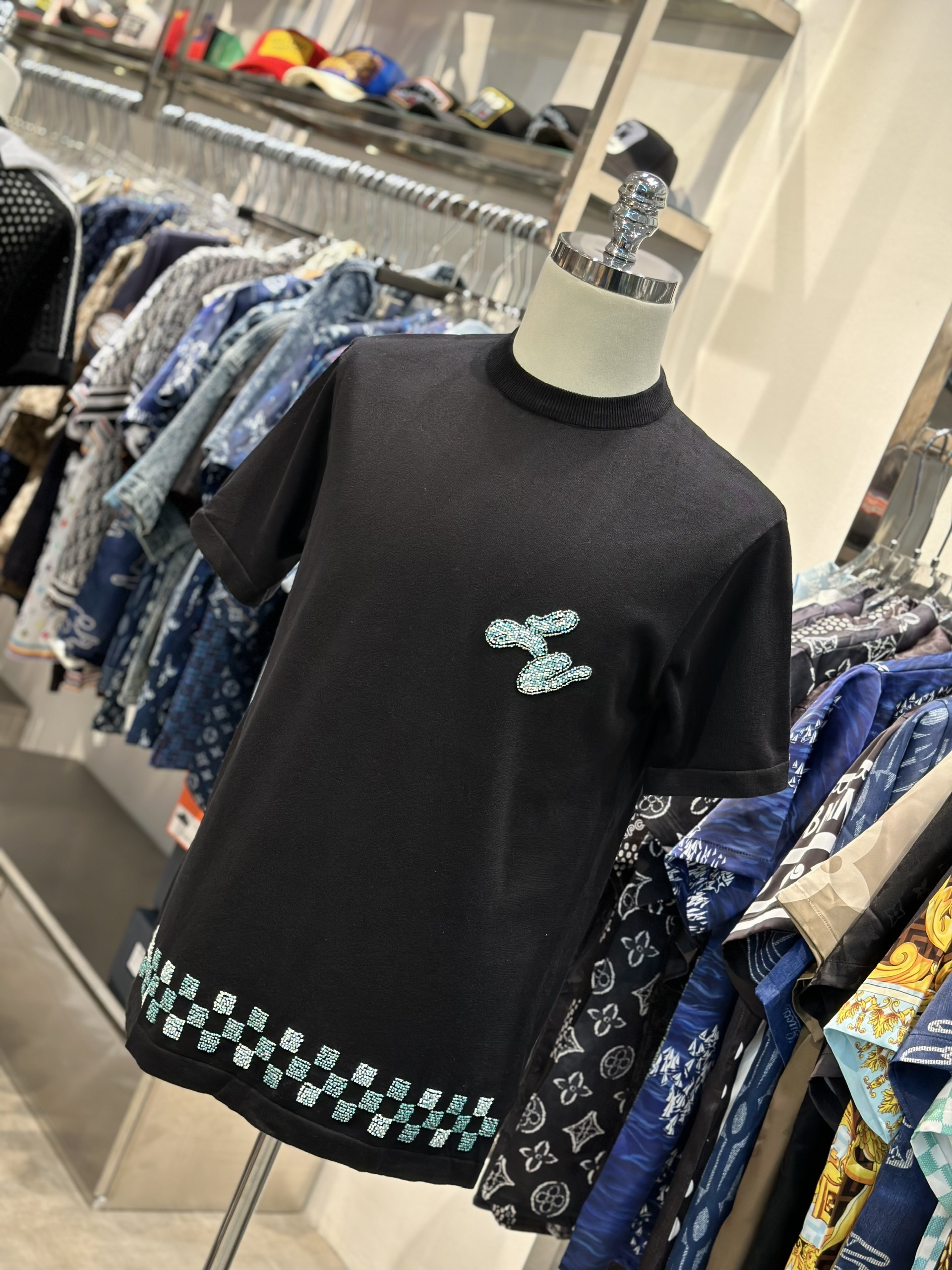 Áo phông T-shirt Louis Vuitton LV Đen logo ngực phối kẻ ô cạp đính hạt cườm Like Auth VTN