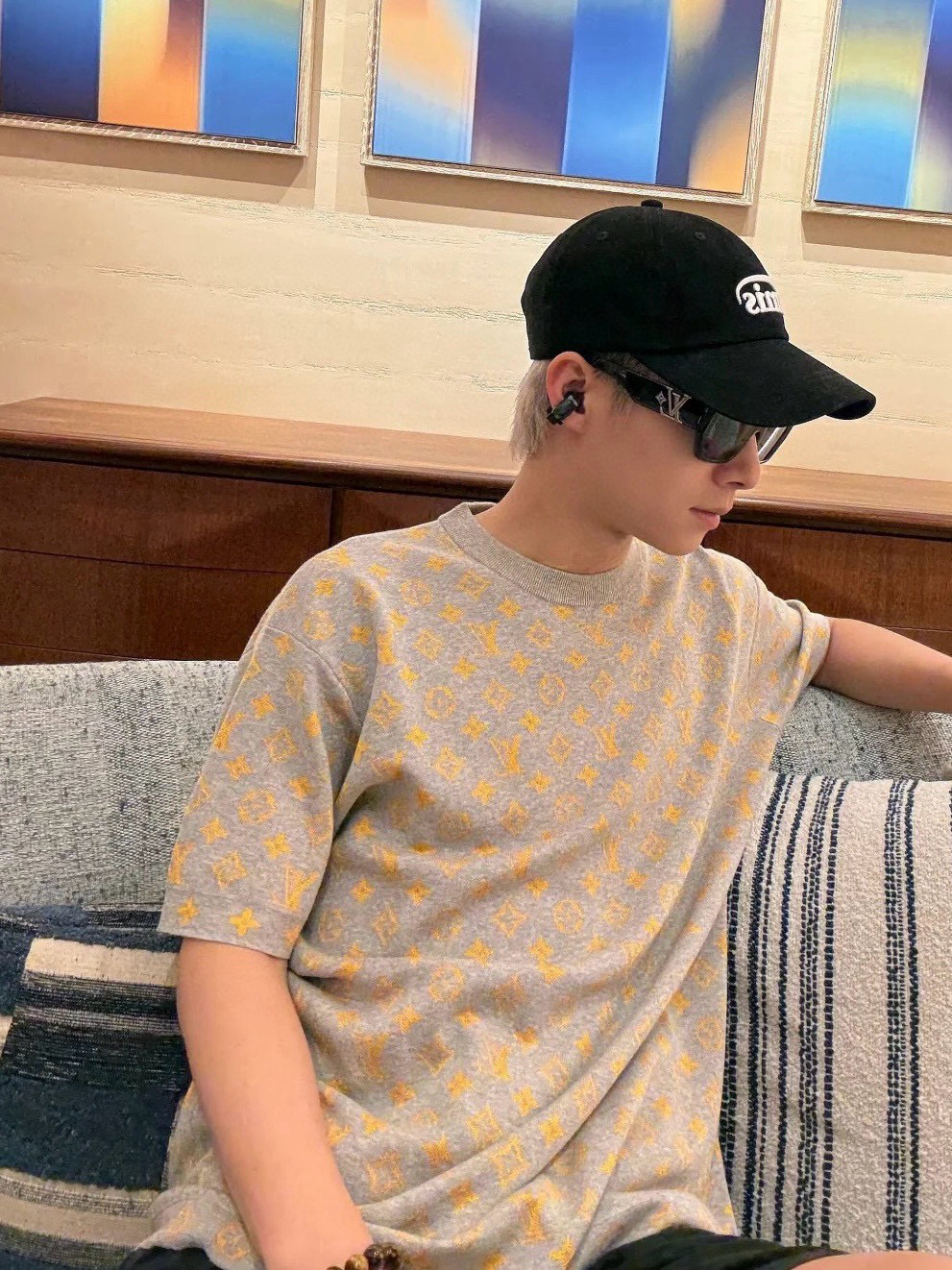 Áo phông T-shirt Louis Vuitton LV Xám họa tiết hoa vân logo Vàng Like Auth VTN