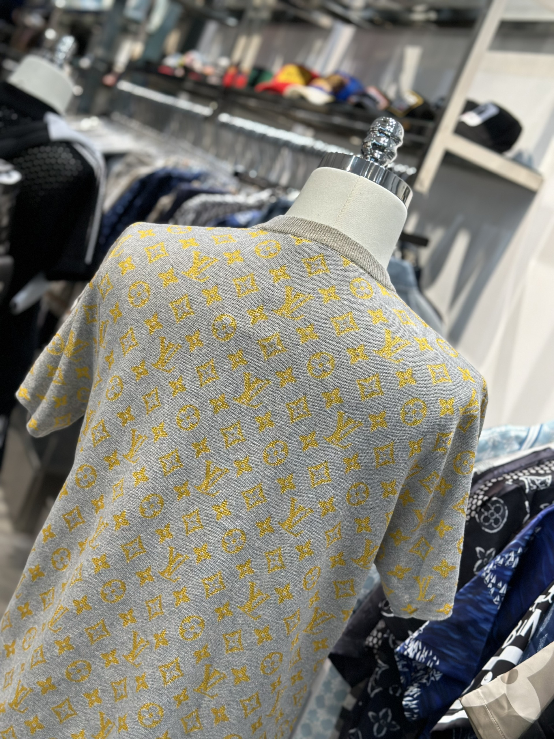 Áo phông T-shirt Louis Vuitton LV Xám họa tiết hoa vân logo Vàng Like Auth VTN
