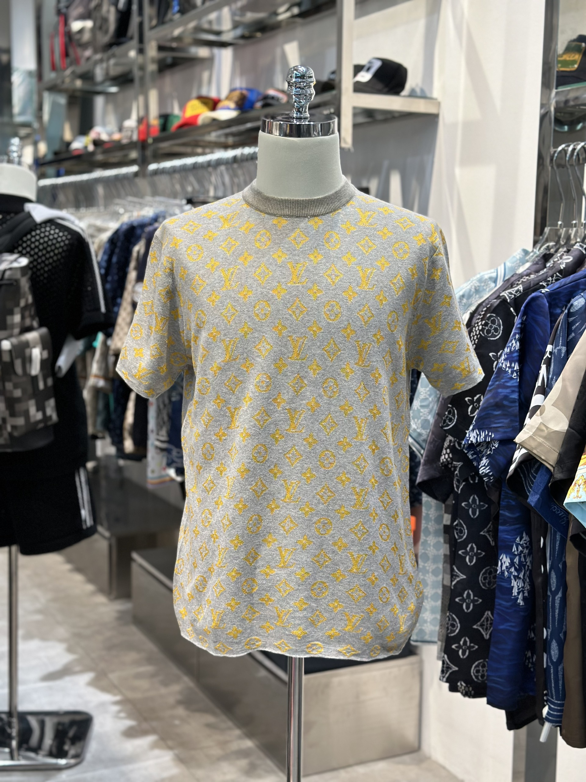 Áo phông T-shirt Louis Vuitton LV Xám họa tiết hoa vân logo Vàng Like Auth VTN