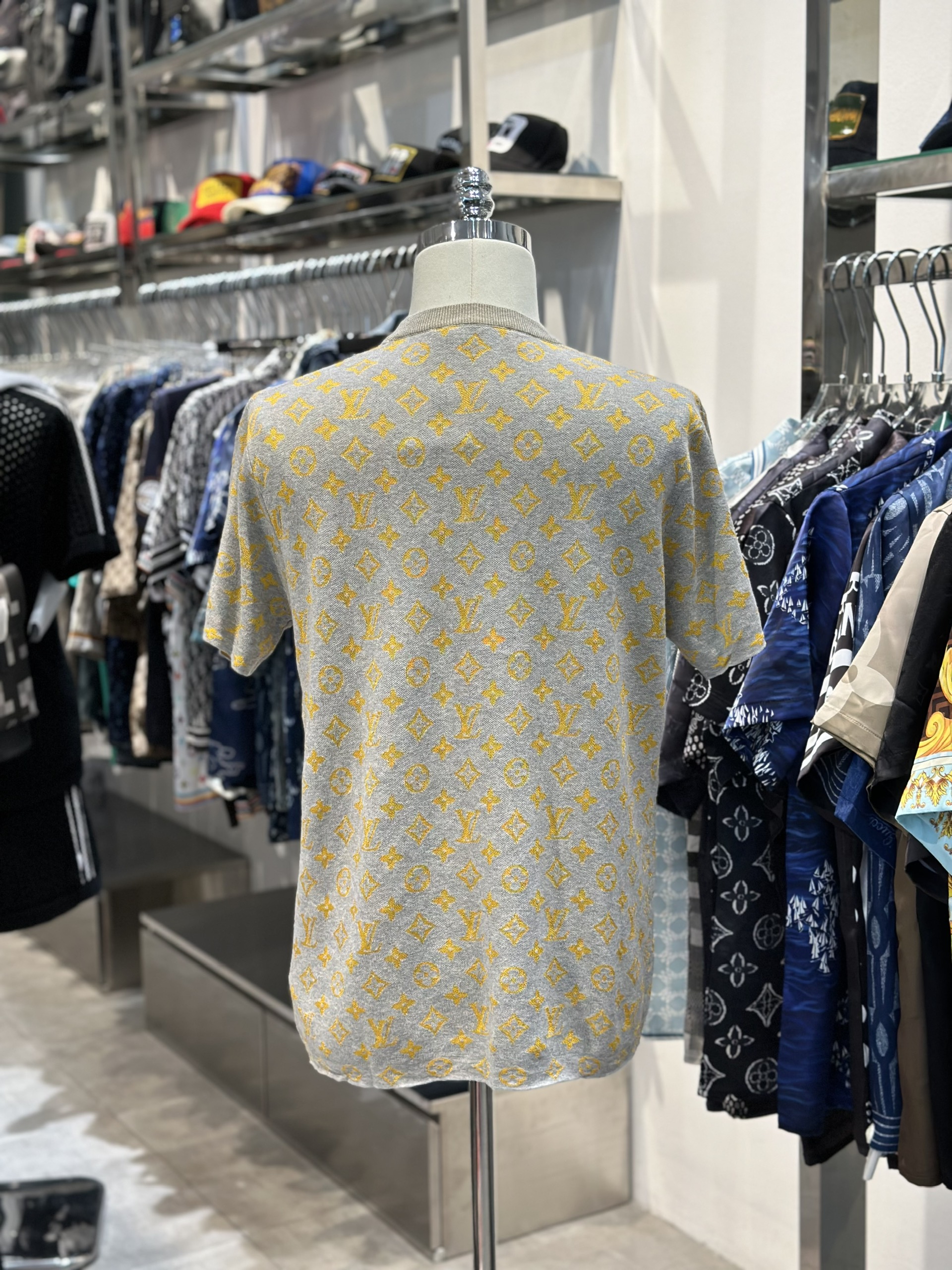 Áo phông T-shirt Louis Vuitton LV Xám họa tiết hoa vân logo Vàng Like Auth VTN