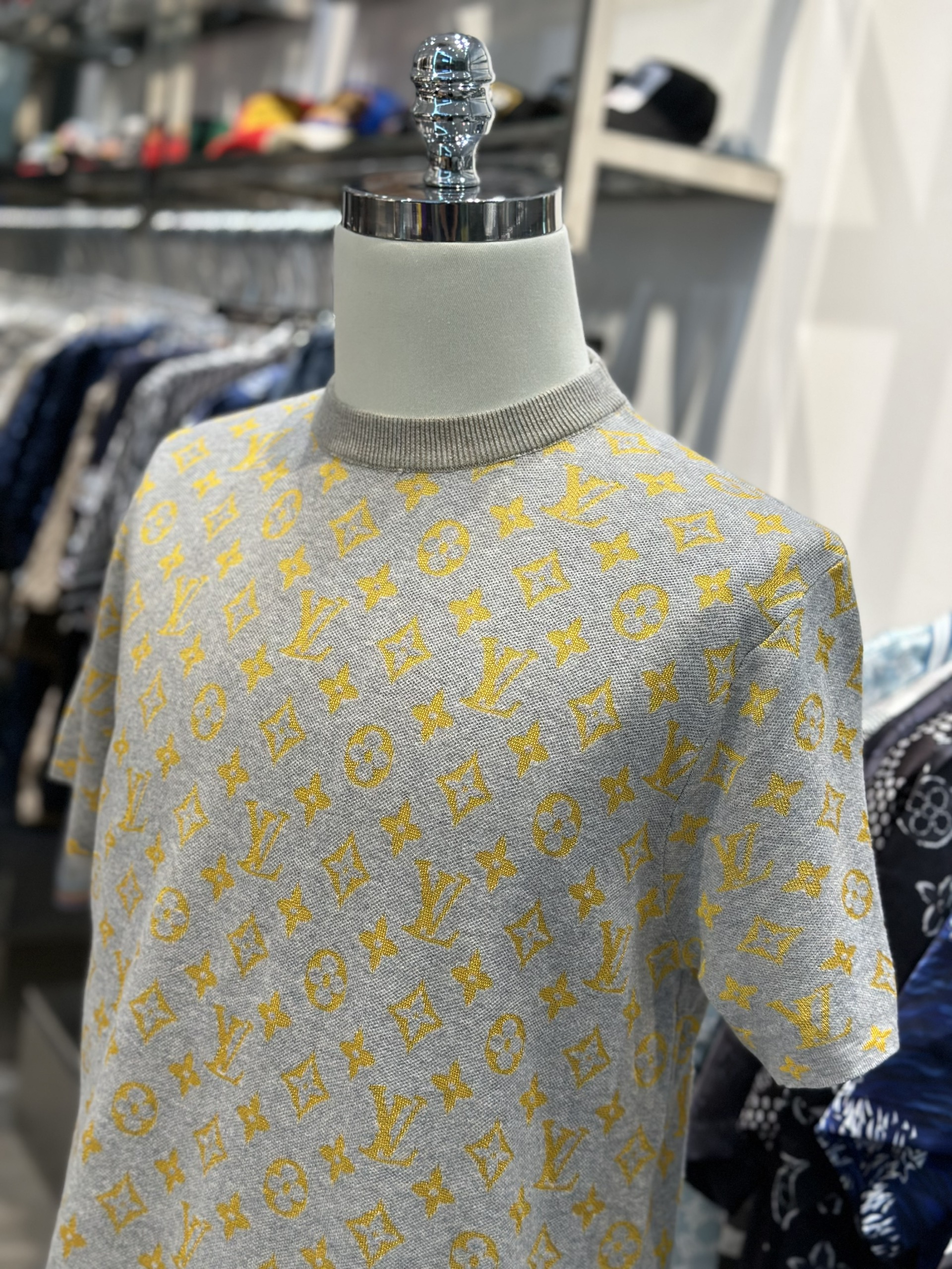 Áo phông T-shirt Louis Vuitton LV Xám họa tiết hoa vân logo Vàng Like Auth VTN