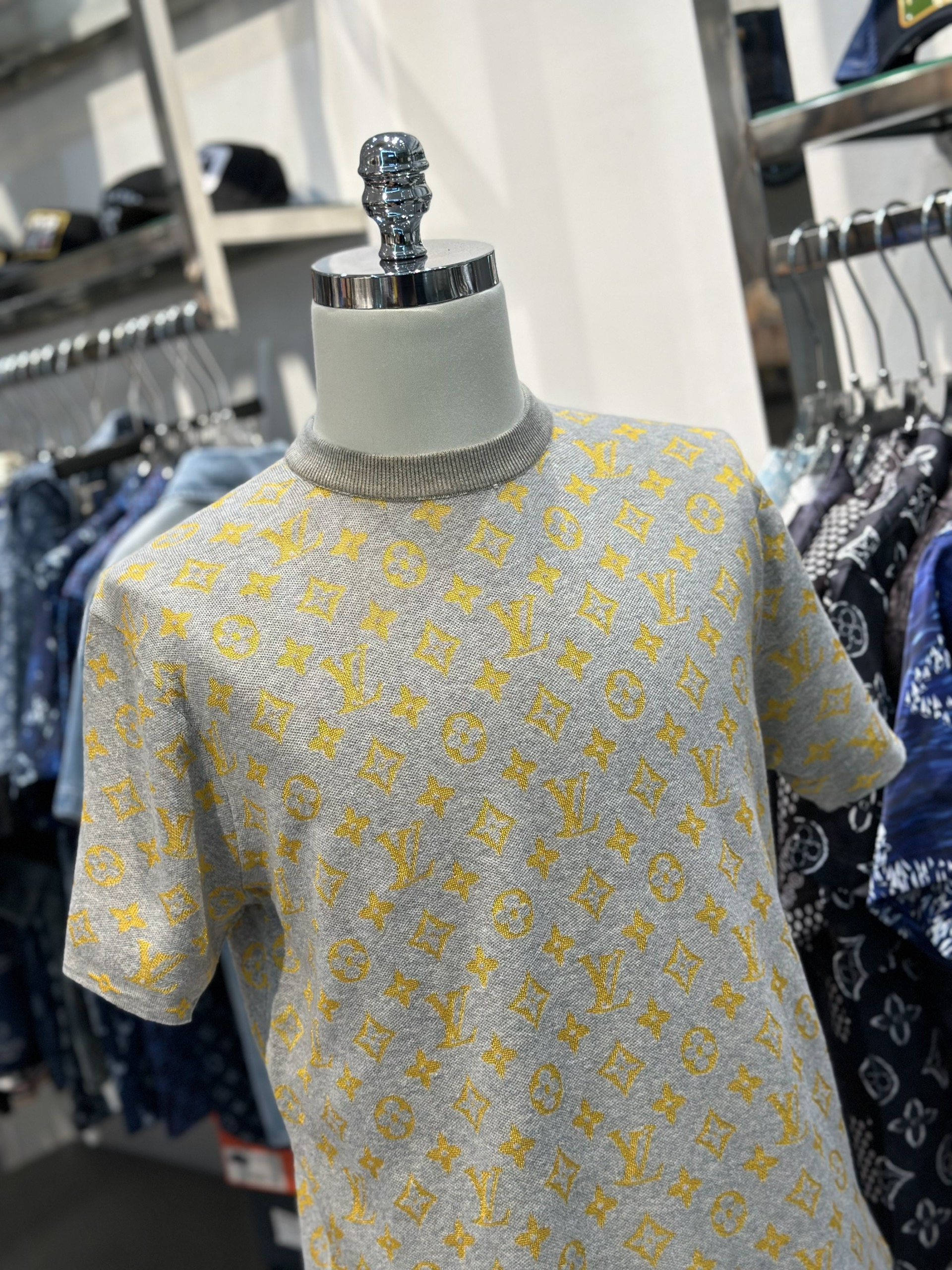 Áo phông T-shirt Louis Vuitton LV Xám họa tiết hoa vân logo Vàng Like Auth VTN
