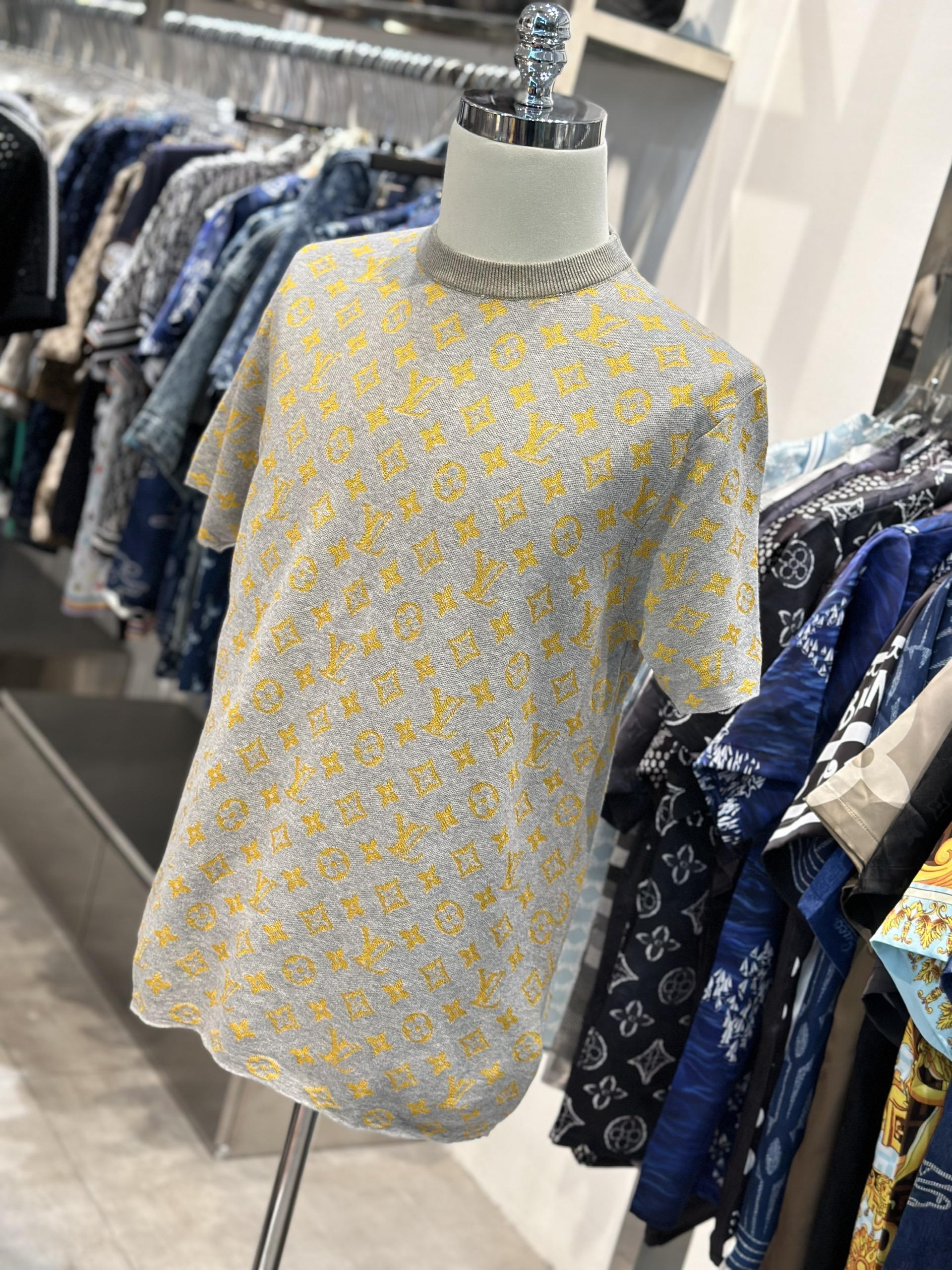 Áo phông T-shirt Louis Vuitton LV Xám họa tiết hoa vân logo Vàng Like Auth VTN