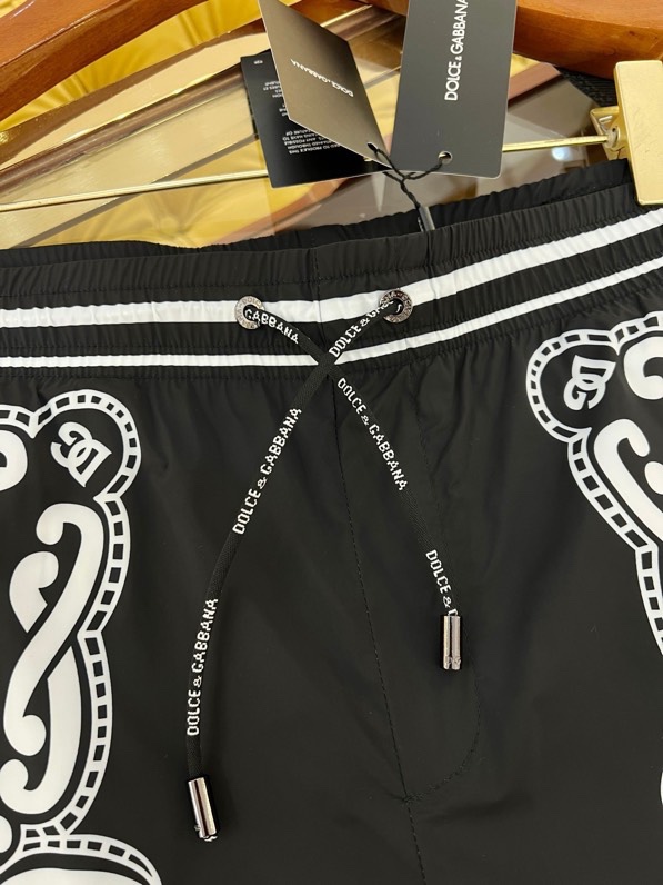 Quần short gió Dolce Gabbana DG Đen họa tiết ô xoắn Trắng Like Auth VTN